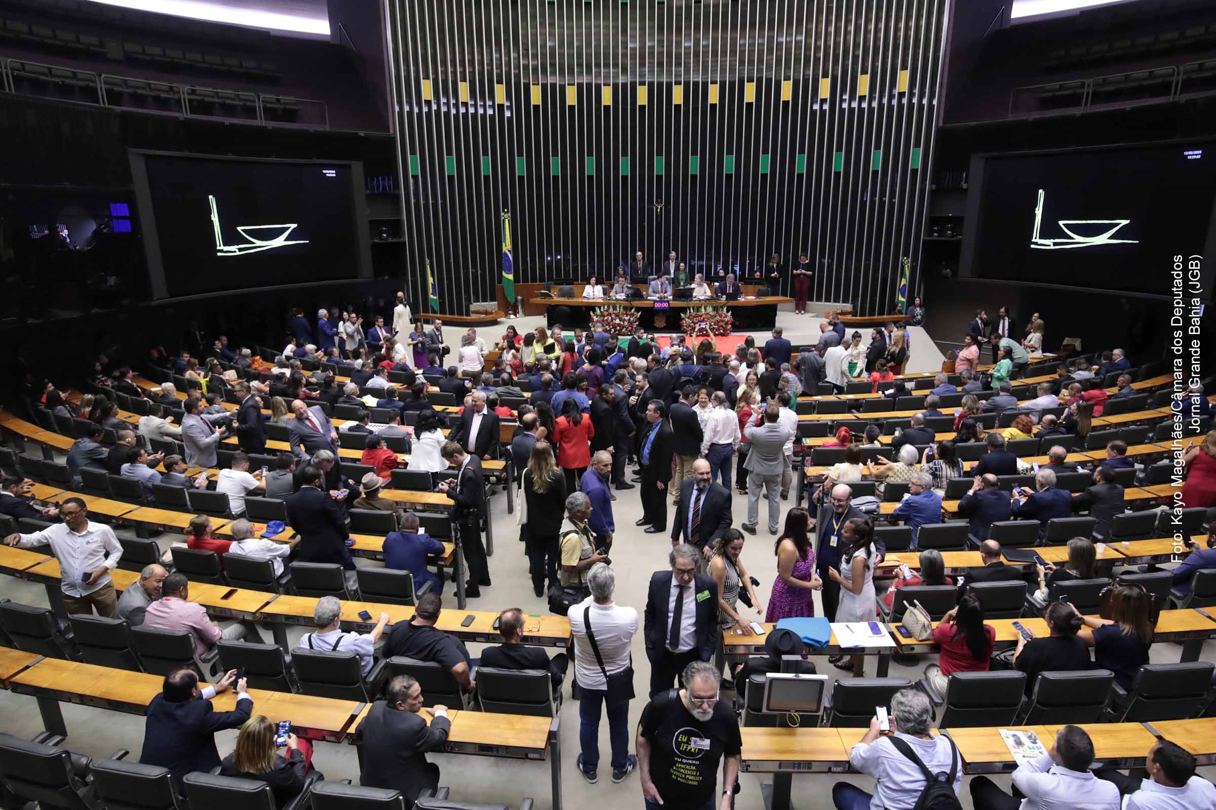 A Câmara dos Deputados realizou uma sessão solene nesta quarta-feira (12/02/2025) para celebrar os 45 anos do Partido dos Trabalhadores (PT). Parlamentares, militantes e autoridades destacaram a contribuição da legenda para a democratização do Brasil e a defesa dos direitos trabalhistas. A presidenta do partido, Gleisi Hoffmann, ressaltou as conquistas dos governos petistas e criticou o impeachment de Dilma Rousseff. O evento também abordou a importância da militância e da presença feminina na política.