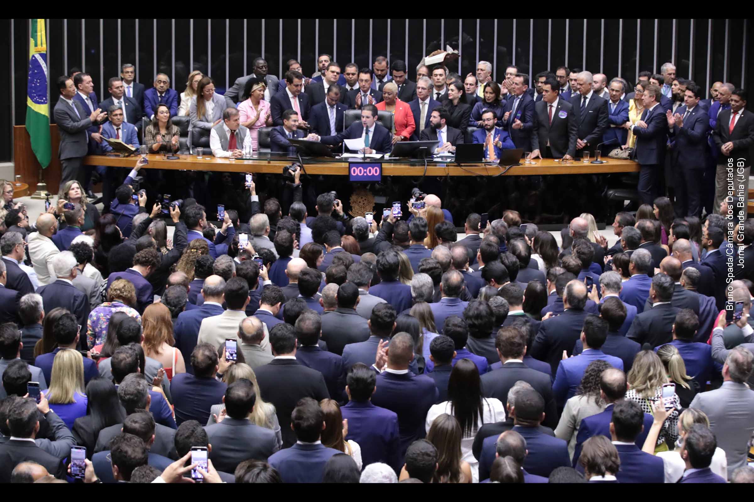 O deputado Hugo Motta (Republicanos-PB) foi eleito neste sábado (1º) presidente da Câmara dos Deputados para o biênio 2025-2026, com 444 votos em primeiro turno. O parlamentar, apoiado por um bloco de 17 partidos, defendeu a previsibilidade nos trabalhos legislativos, maior alinhamento com o Senado e a ampliação da participação da bancada feminina. Motta, que iniciou sua carreira aos 21 anos, ocupa seu quarto mandato e já relatou propostas transformadas em normas legais.