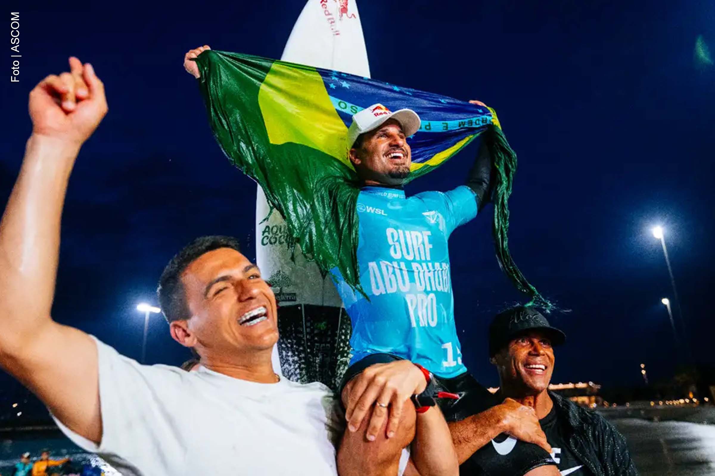 Ítalo Ferreira comemora a vitória em Abu Dhabi, levantando a bandeira do Brasil após conquistar o título na segunda etapa da Liga Mundial de Surfe (WSL) 2025.