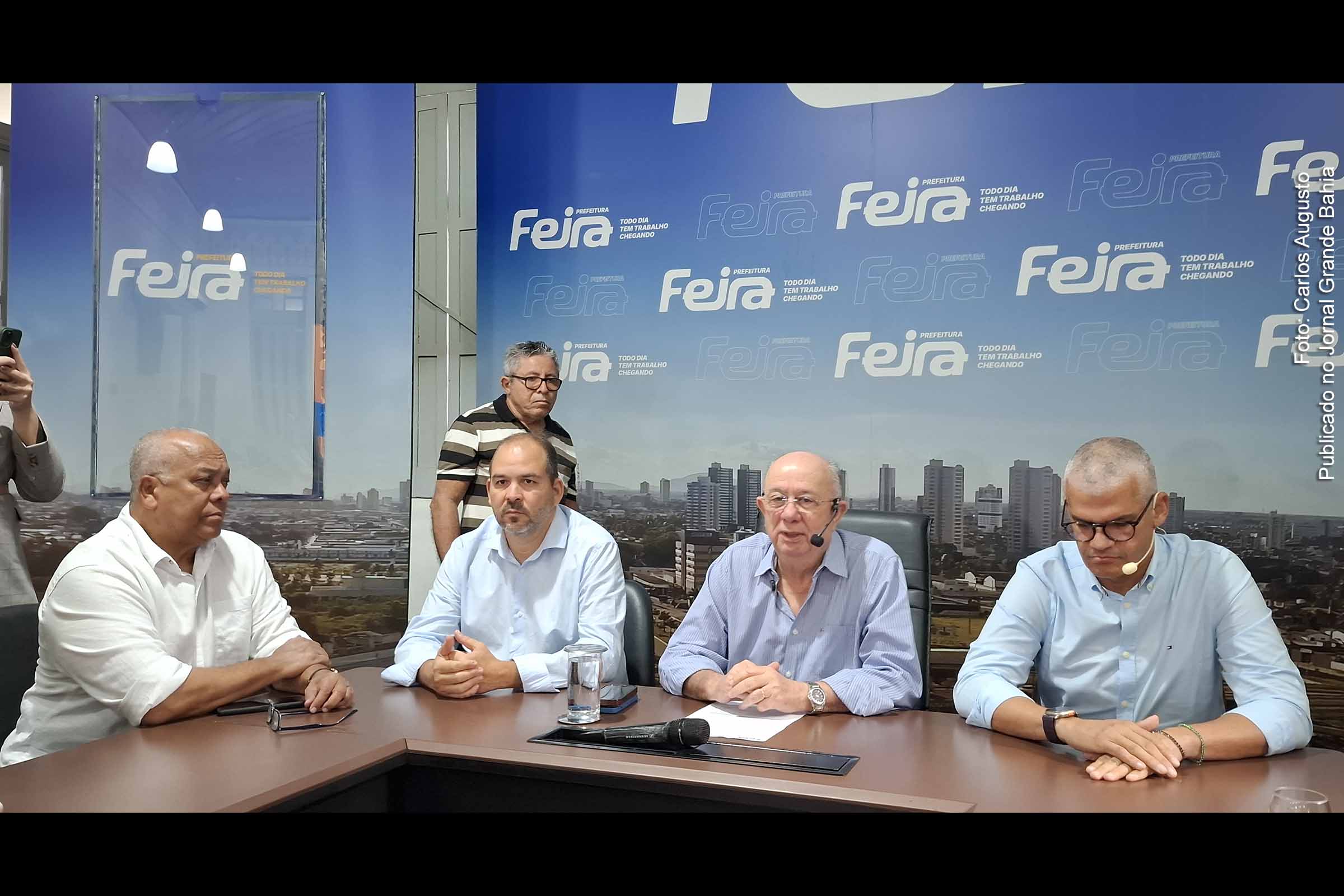 Secretário Joilton Freitas, Guga leal, procurador do Município; José Ronaldo, prefeito e Pablo Roberto, vice-prefeito e secretário da Educação, durante entrevista coletiva.