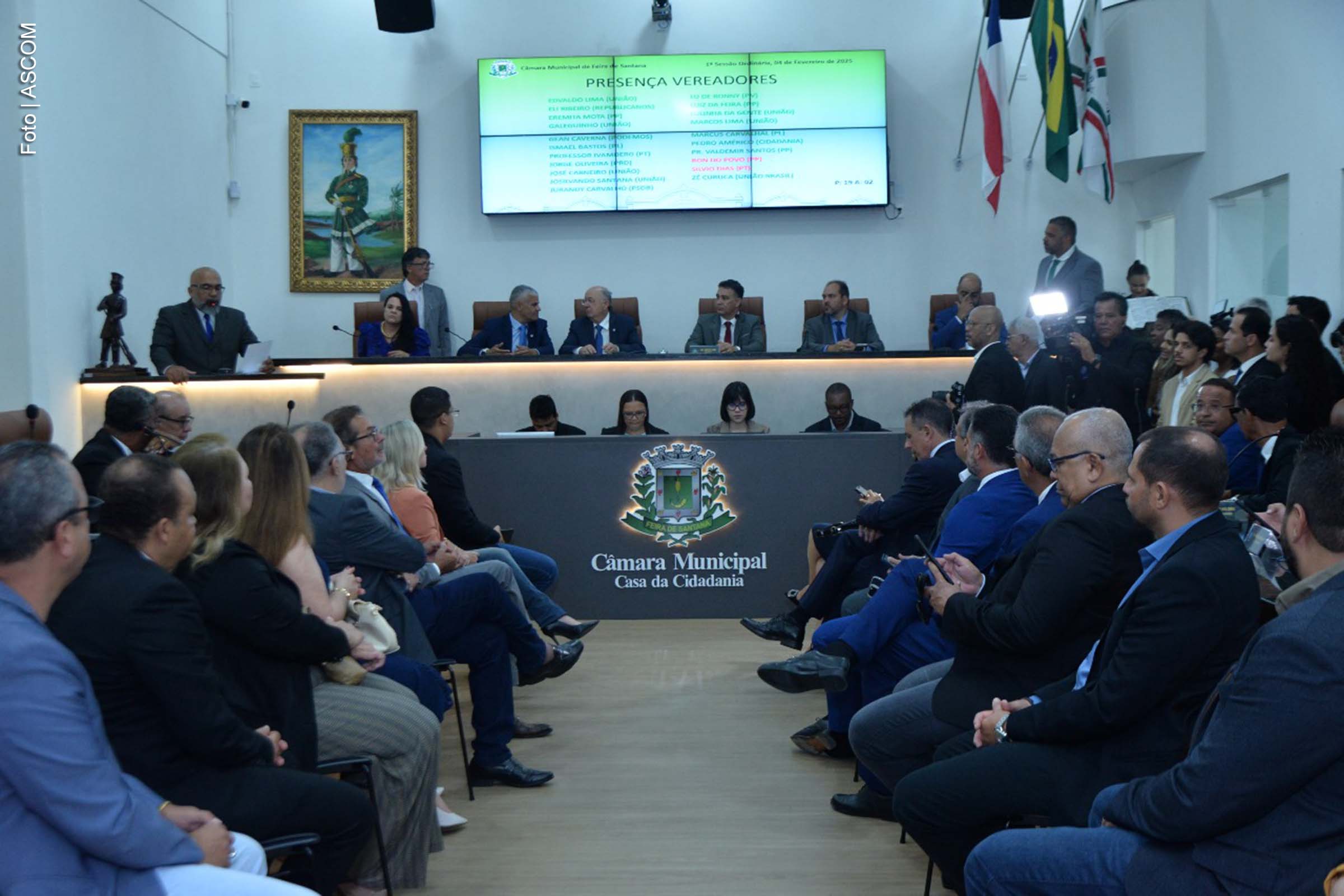 Na primeira sessão ordinária da 20ª Legislatura da Câmara Municipal de Feira de Santana, os vereadores José Carneiro Rocha e Pastor Valdemir foram anunciados como líder e vice-líder da bancada governista, respectivamente. A escolha foi feita pelo prefeito José Ronaldo e comunicada oficialmente nesta terça-feira (4). José Carneiro, com vasta experiência, já exerceu o papel de líder da bancada em mandatos anteriores. Pastor Valdemir, que cumpre seu segundo mandato, terá a missão de atuar como canal de comunicação entre o Executivo e os vereadores.