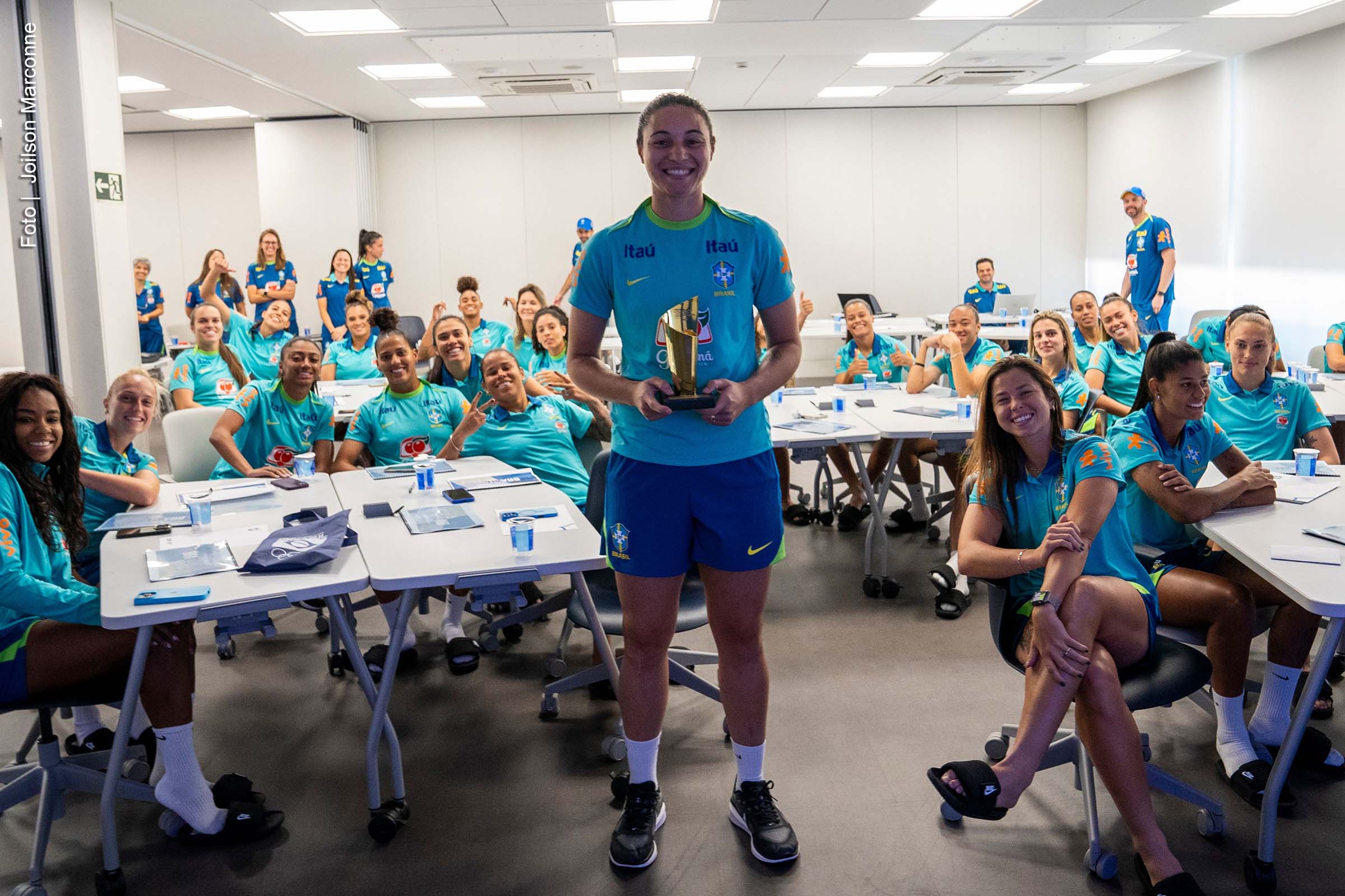 A goleira Lorena recebeu, nesta terça-feira (18/02/2025), o Prêmio Brasil Olímpico 2024, concedido pelo Comitê Olímpico Brasileiro (COB), em reconhecimento ao seu desempenho nos Jogos de Paris 2024. A entrega ocorreu na Granja Comary, em Teresópolis, onde a atleta está concentrada com a Seleção Brasileira. O troféu foi entregue pela coordenadora técnica das Seleções Femininas da CBF, Cris Gambaré.