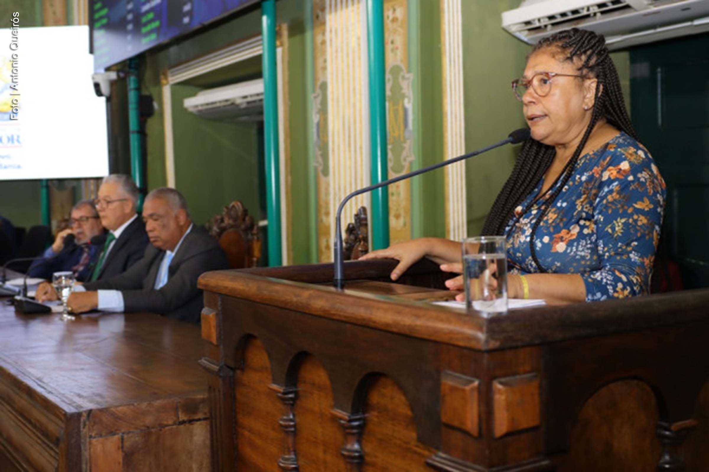 Vereadora parabeniza Governo da Bahia por decisão que alivia população e critica aumento nas tarifas municipais.