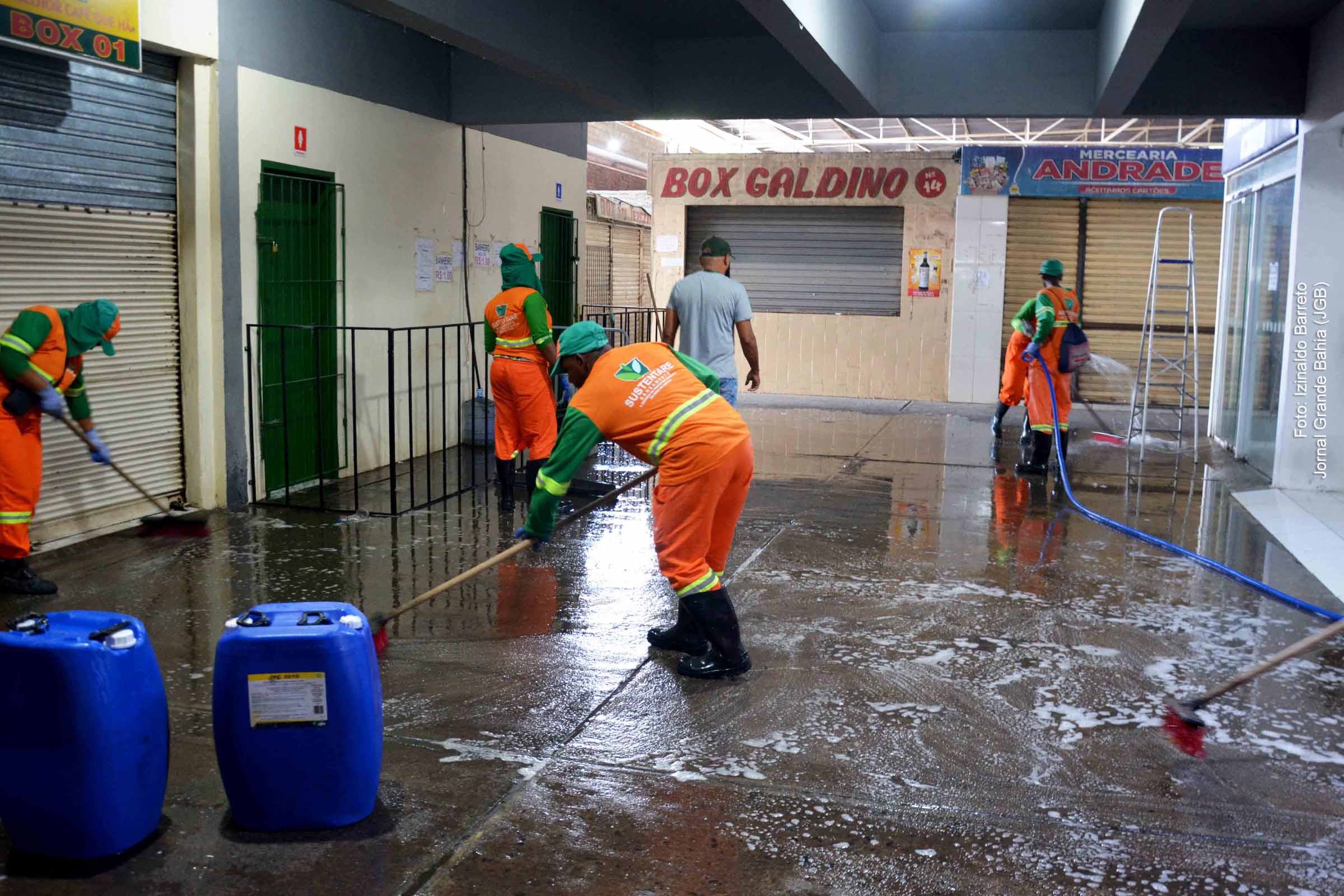 Mercados da carne e de cereais do Centro de Abastecimento de Feira de Santana recebem higienização; Prefeito José Ronaldo fiscaliza serviços