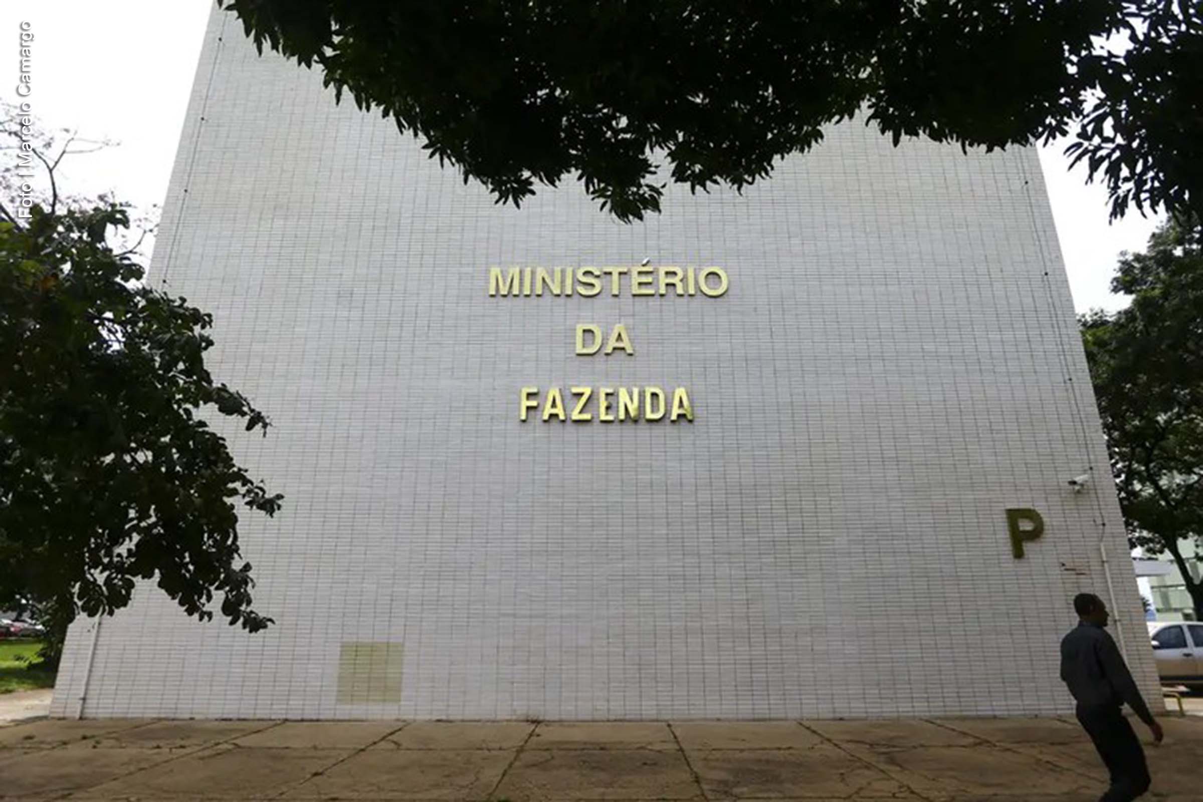 O Tesouro Nacional anunciou, na sexta-feira (21/02/2025), a suspensão de novas contratações de financiamentos com subvenção federal nas linhas do Plano Safra 2024/2025. A medida não abrange as operações de custeio do Programa Nacional de Fortalecimento da Agricultura Familiar (Pronaf), que seguem disponíveis para os agricultores. A decisão foi comunicada ao Brasil 61 pelo Ministério da Fazenda, que confirmou a suspensão das linhas de crédito com recursos equalizados.