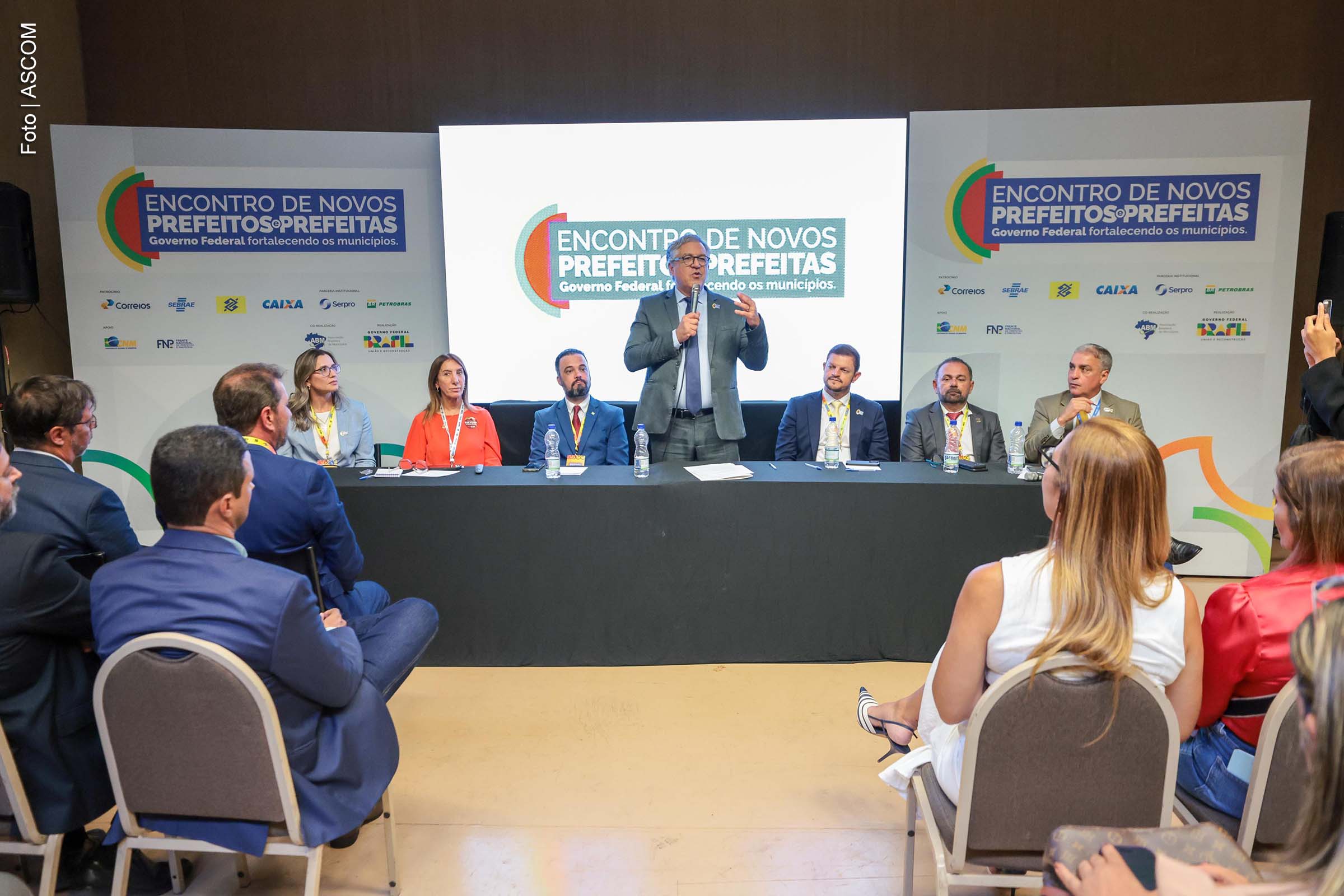 Em Brasília, na terça-feira (11), prefeitos baianos participaram do Encontro de Novos Prefeitos e Prefeitas, promovido pelo Governo Federal, onde receberam a confirmação de que a PEC 66/2023, que trata do Refis da dívida previdenciária dos municípios, será votada ainda neste semestre. O apoio do Governo Lula foi reafirmado por Alexandre Padilha, ministro das Relações Institucionais, em reunião com a União dos Municípios da Bahia (UPB) e outras associações municipalistas.