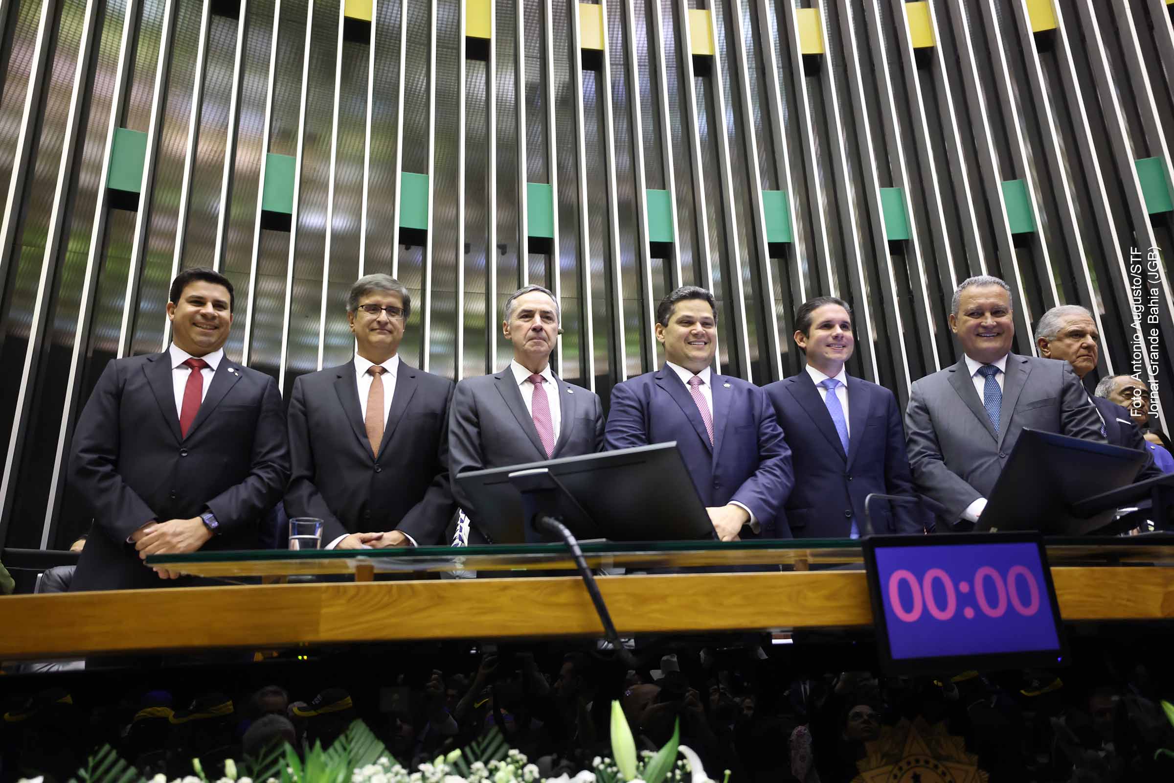 O presidente do STF, Luís Roberto Barroso, afirmou que a democracia se sustenta na divergência com civilidade e defendeu a cooperação entre os Poderes, com base na Constituição. Durante a abertura do ano legislativo no Congresso, ele entregou a mensagem do Judiciário aos presidentes da Câmara e do Senado, reforçando o compromisso do Supremo com o país.