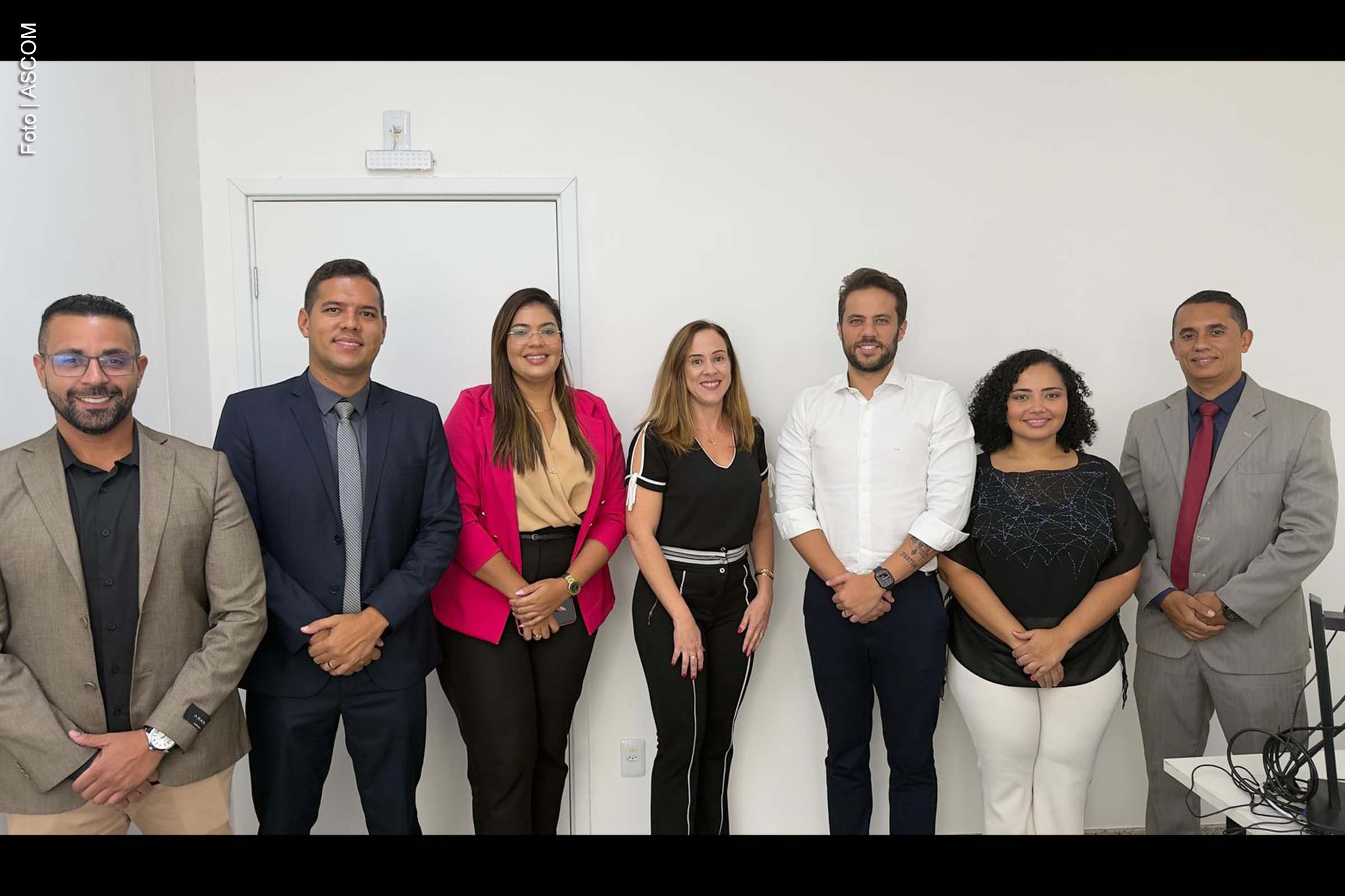 A Diretoria da OAB Feira de Santana e a Comissão de Juizados Especiais realizaram, nesta quarta-feira (5), uma reunião com a juíza da 3ª Vara dos Juizados Especiais para apresentação da nova gestão e fortalecimento do diálogo institucional. Durante o encontro, foram debatidos desafios do Judiciário, incluindo o impacto das demandas predatórias e possíveis melhorias no funcionamento dos Juizados.