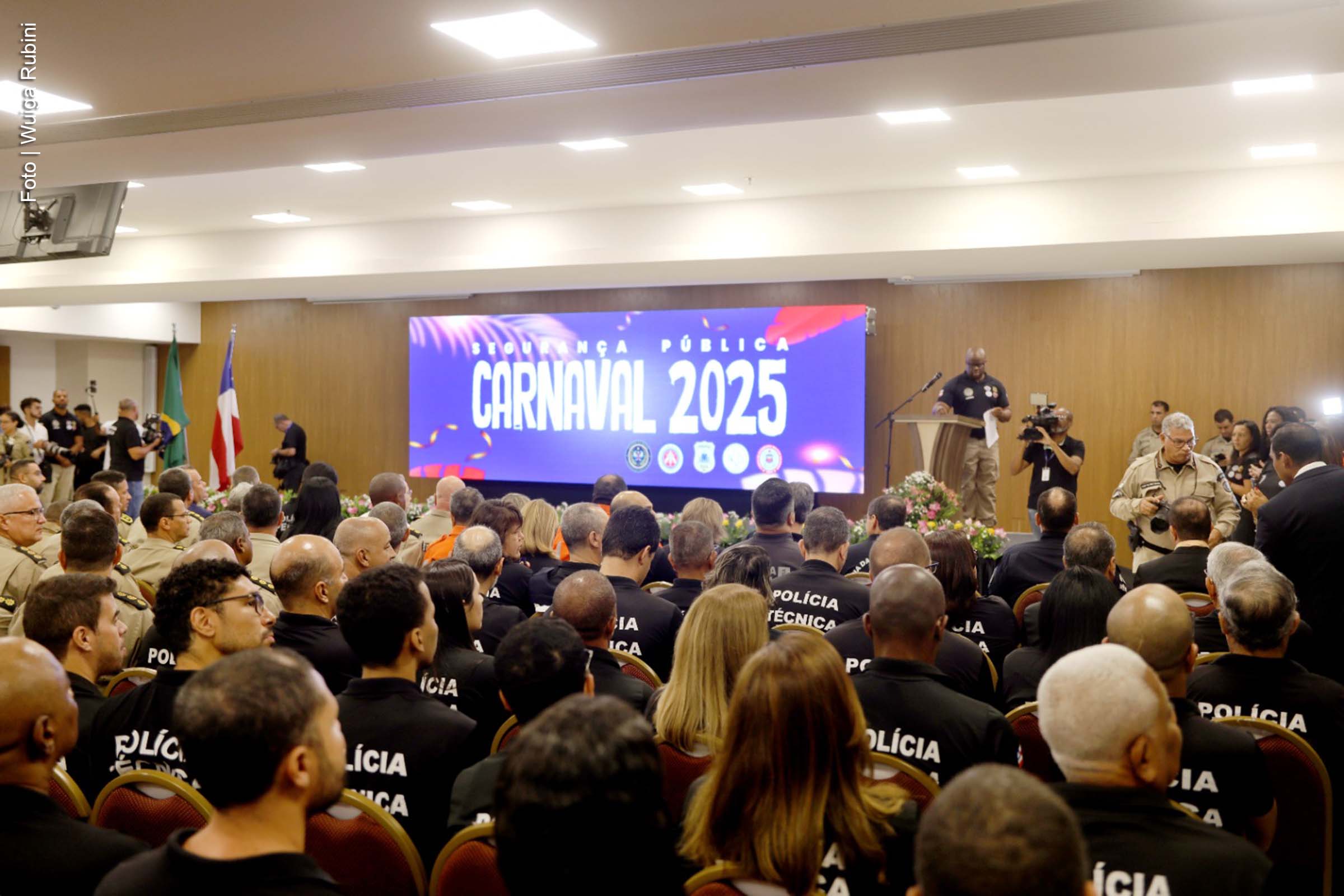 O Governo da Bahia apresentou, nesta terça-feira (18/02/2025), o planejamento da Operação Carnaval 2025, durante coletiva de imprensa realizada no Centro de Cultura Cristã da Bahia, no bairro do Costa Azul. O evento contou com a presença do vice-governador e coordenador do Carnaval da Bahia, Geraldo Júnior, do secretário de Segurança Pública, Marcelo Werner, e de outras autoridades. O plano prevê a atuação integrada de diversas forças, investimento em tecnologia e ampliação da infraestrutura para garantir a segurança dos foliões.