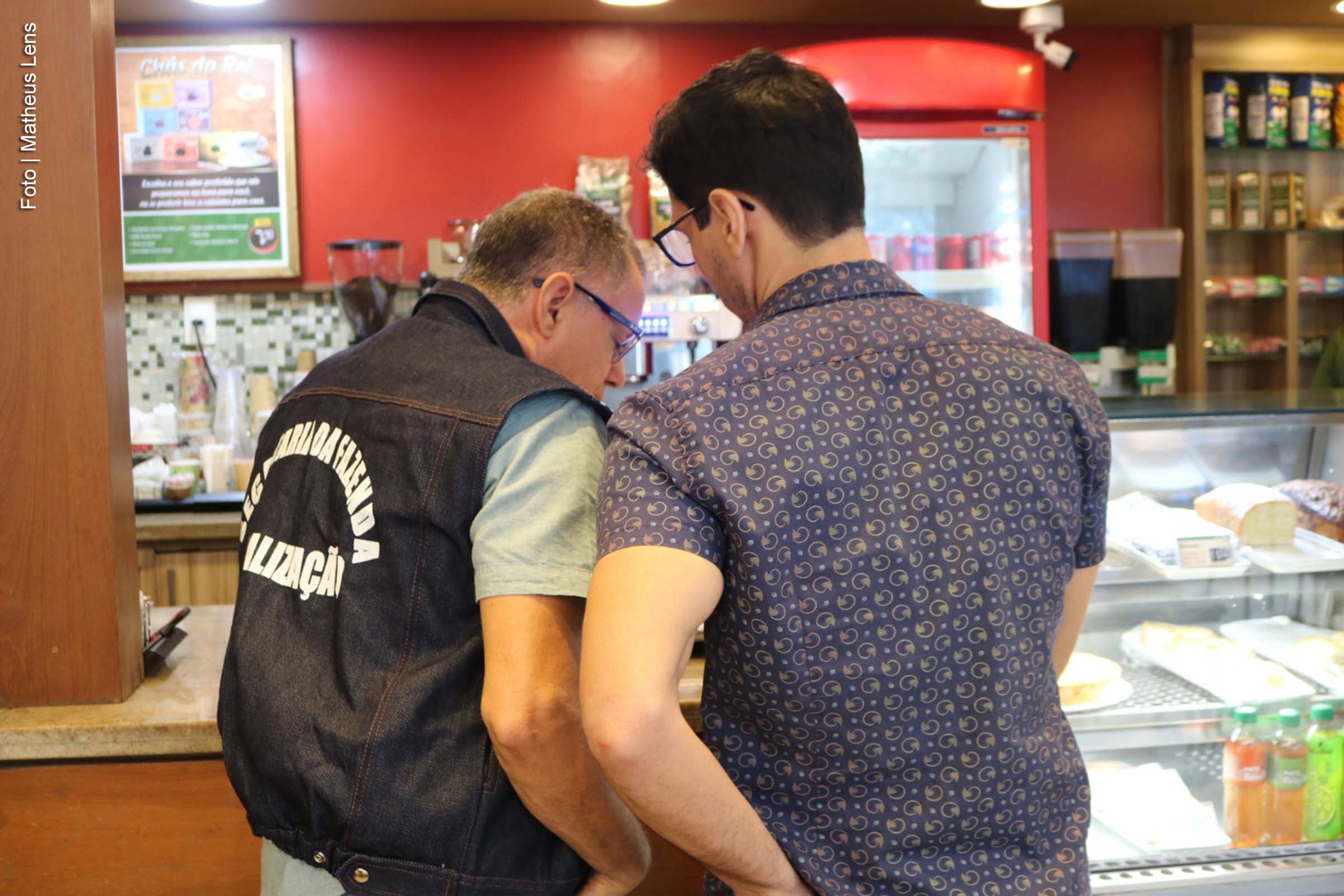 A Operação Fisco Presente, da Secretaria da Fazenda do Estado da Bahia (Sefaz-Ba), fiscalizou 19.781 empresas em mais de 200 municípios baianos em 2024. A ação resultou na identificação de irregularidades, na apreensão de máquinas de cartão não vinculadas ao CNPJ e na emissão de 1.508 autos de infração. O crédito reclamado alcançou R$ 13,7 milhões.