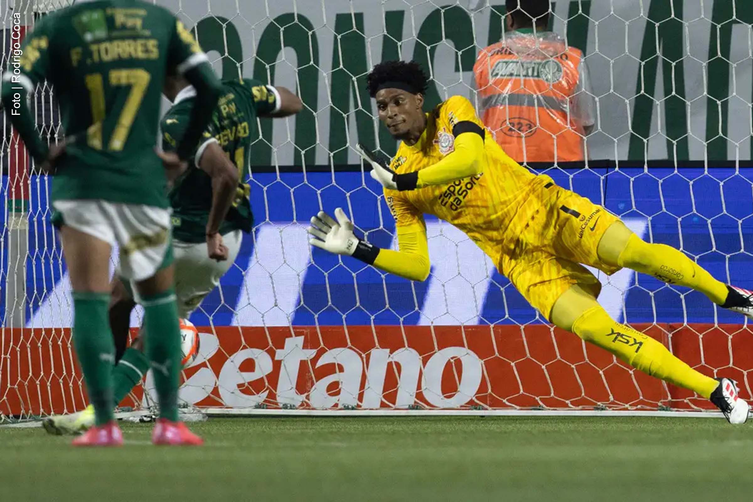 O goleiro Hugo Souza defendeu uma cobrança de pênalti nos minutos finais e garantiu o empate em 1 a 1 entre Palmeiras e Corinthians, na noite desta quinta-feira (6), no Allianz Parque, pela 7ª rodada da primeira fase do Campeonato Paulista. Com o resultado, o Corinthians manteve a liderança do Grupo A, enquanto o Palmeiras segue na segunda posição do Grupo D.