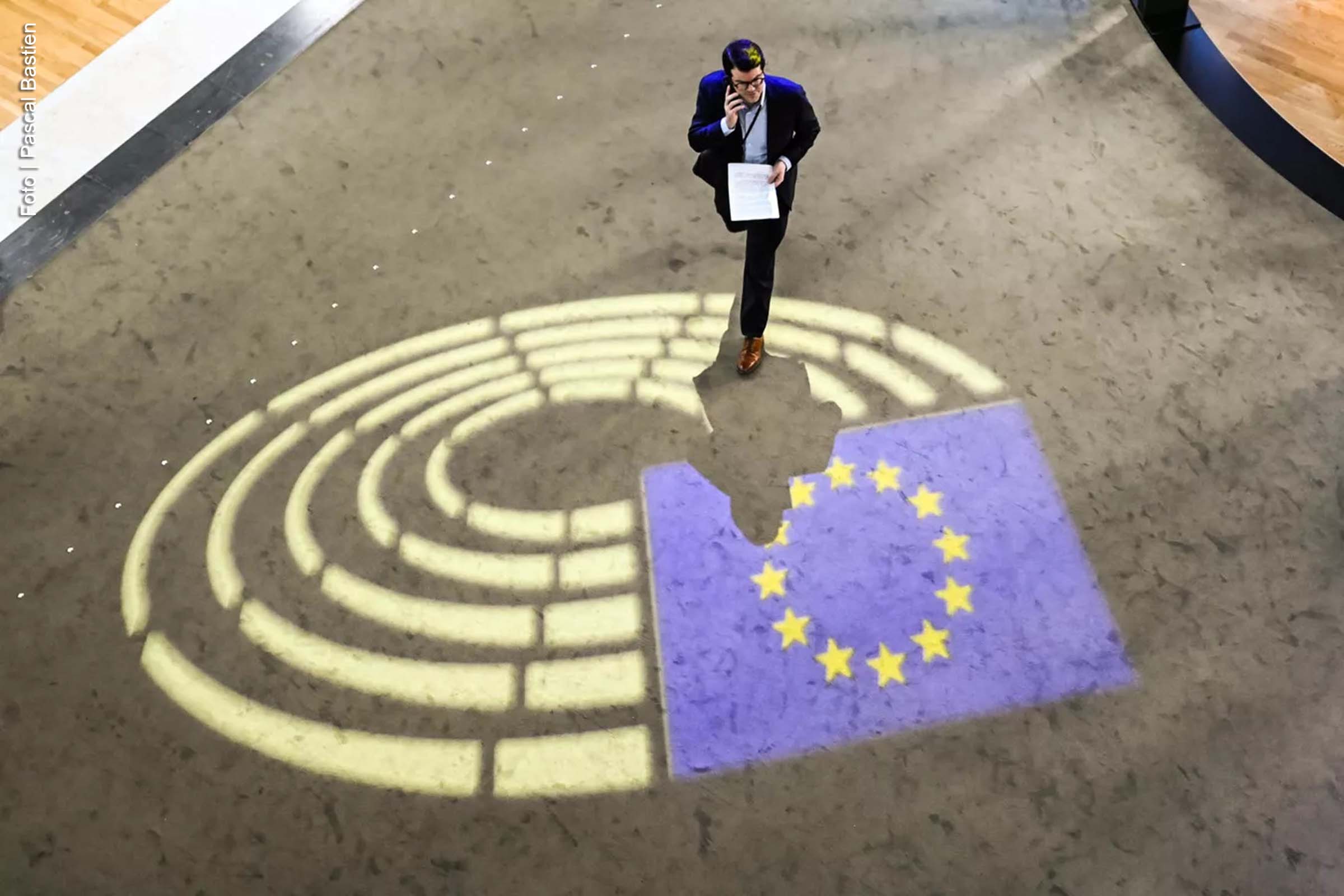 O líder do Partido pela Liberdade, Geert Wilders, afirmou, em reunião da facção Patriotas pela Europa no Parlamento Europeu, que o fim da era dos atuais líderes europeus, como Emmanuel Macron e Olaf Scholz, está próximo. Wilders previu que os antigos regimes políticos da Europa entrarão em colapso, citando o crescente desejo da população por mudanças significativas, especialmente no que diz respeito à imigração e fronteiras.