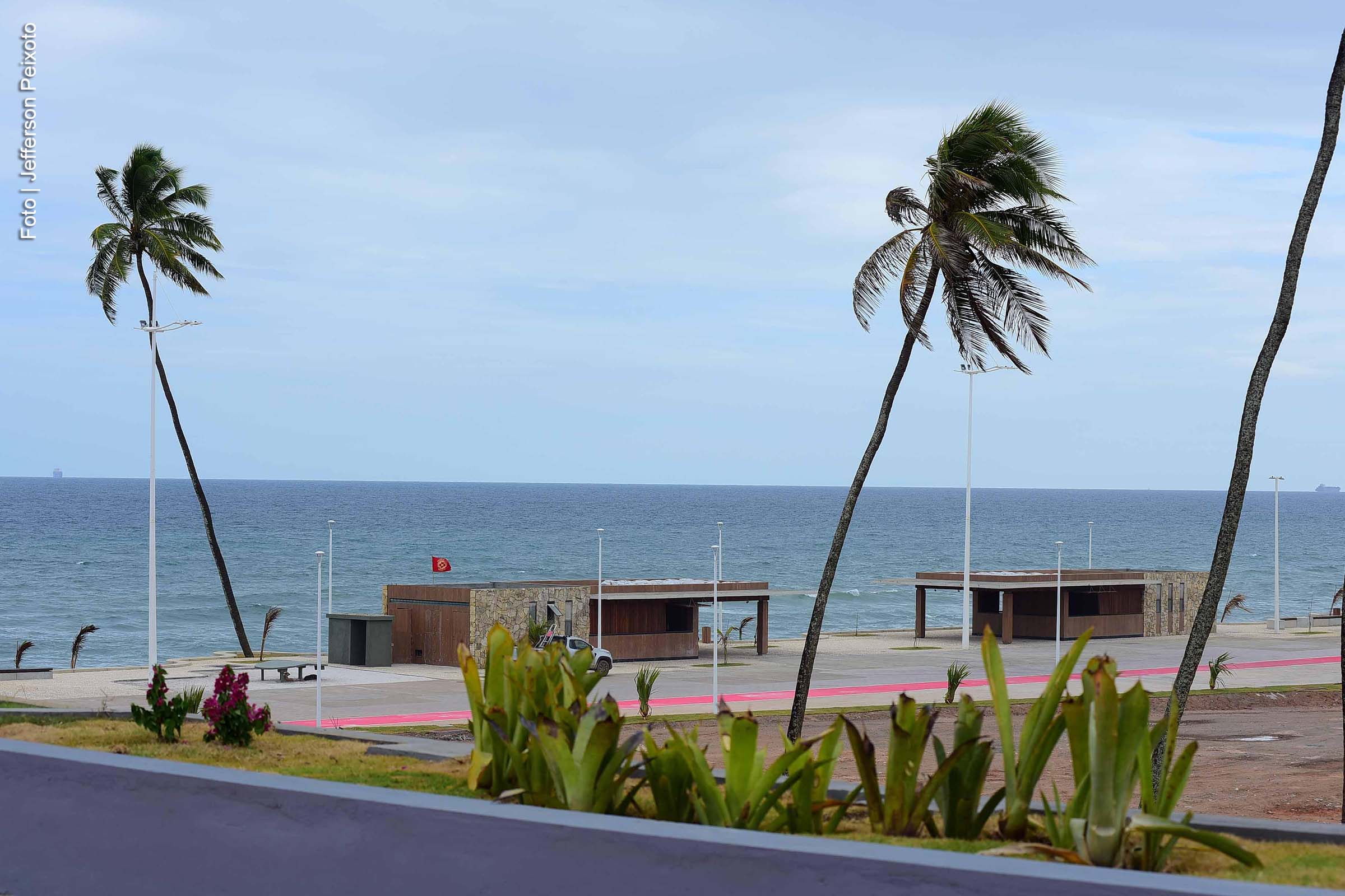 Empresa Orla Brasil assume gestão de quiosques e tendas de praia em trecho de 3,5 km na Avenida Octávio Mangabeira.