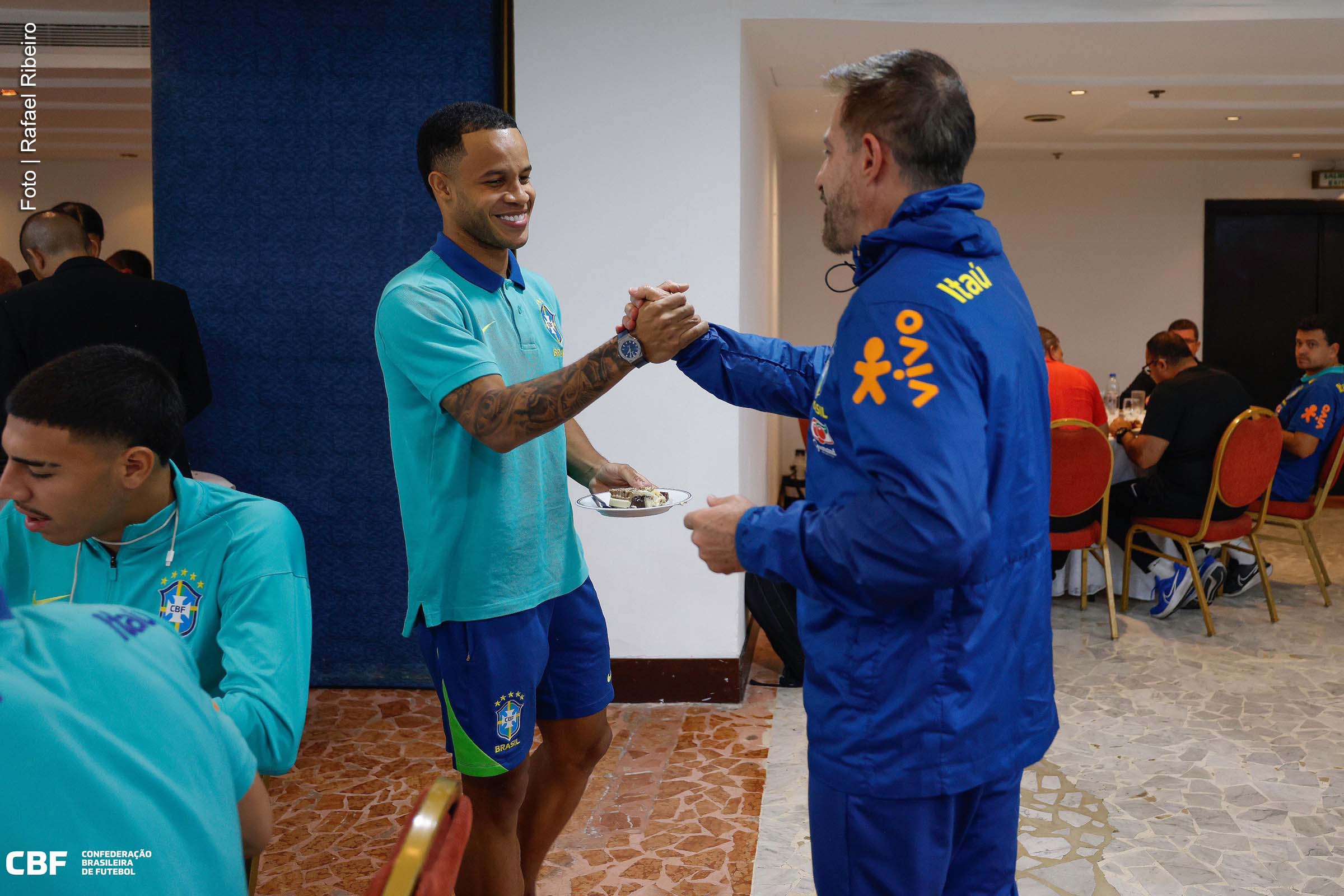 O atacante Pedrinho, completando 19 anos na quarta-feira (5), comemorou seu aniversário com a Seleção Brasileira Sub-20 em Caracas, durante a disputa do Campeonato Sul-Americano. O jogador foi responsável pelo gol da vitória por 1 a 0 sobre o Uruguai, na terça-feira (4), e expressou sua gratidão pelo presente recebido e pela surpresa organizada pela comissão técnica.