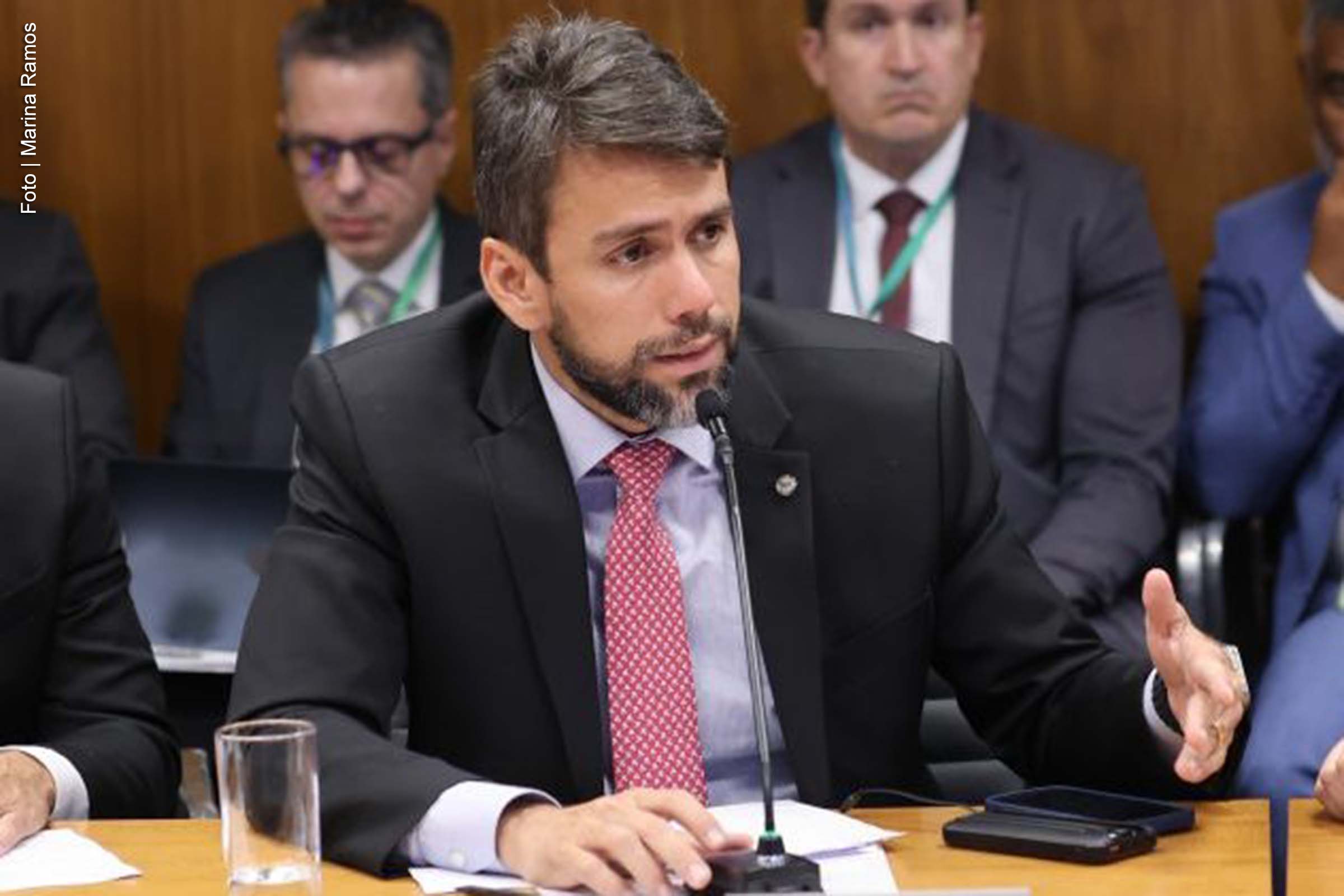 O deputado Pedro Lucas Fernandes (MA), novo líder do União Brasil na Câmara, anunciou que as principais prioridades do partido para 2025 serão a pauta econômica e a regulamentação da inteligência artificial. Durante pronunciamento, o parlamentar destacou a importância do debate sobre a gestão fiscal e a criação de uma comissão para tratar do uso da tecnologia no Brasil. Fernandes também elogiou a postura do presidente da Câmara, Hugo Motta, destacando sua capacidade de diálogo.