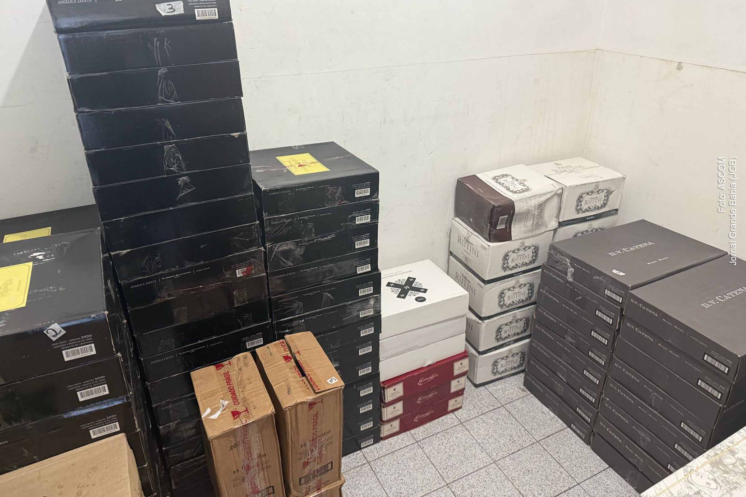 Operação Baco aponta movimentações financeiras suspeitas de R$ 10 milhões entre 2020 e 2024 no comércio ilegal de vinhos. Mandados foram cumpridos em Feira de Santana e Salvador.