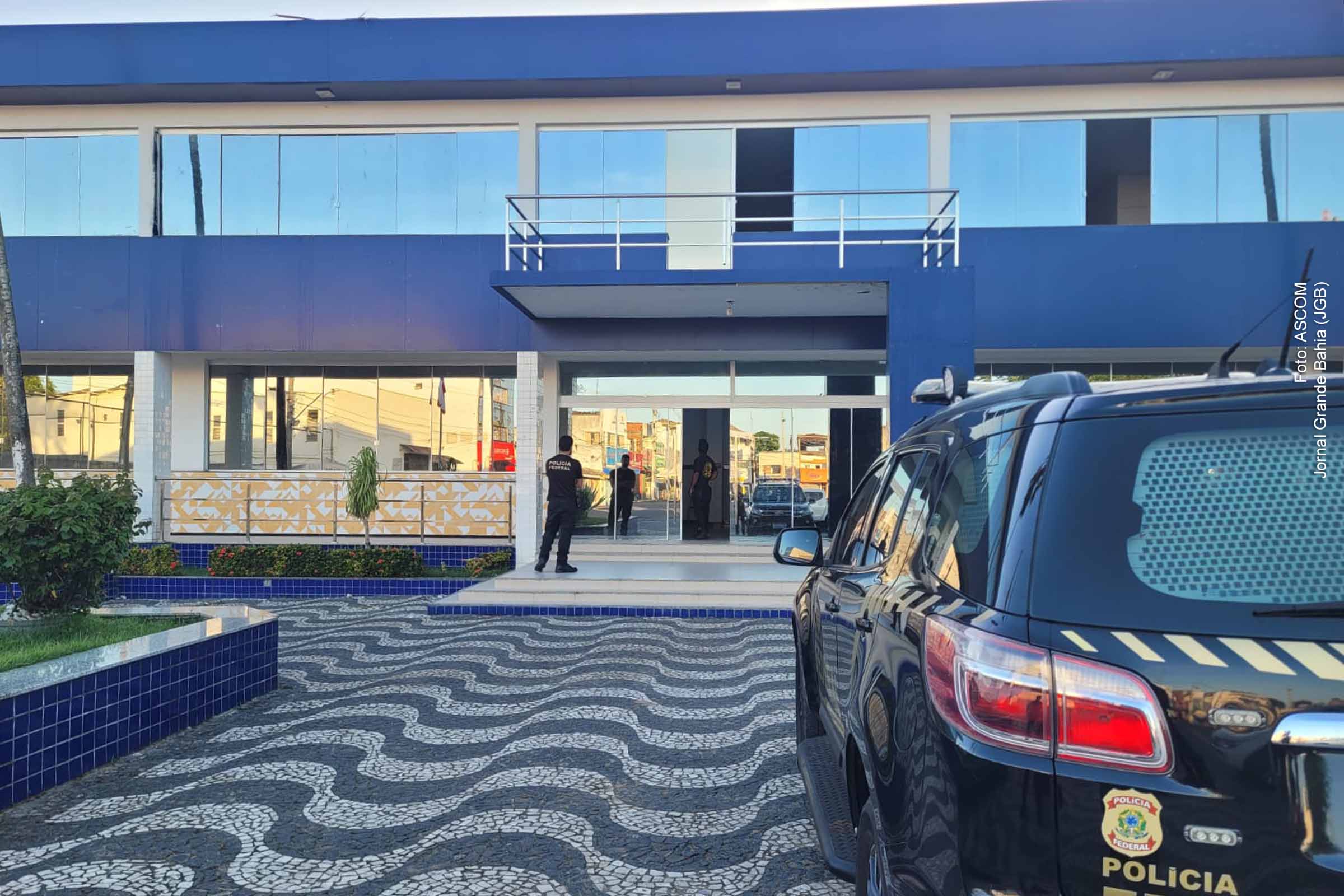 A Controladoria-Geral da União (CGU) e a Polícia Federal (PF) deflagraram, nesta quarta-feira (12/02/2025), a Operação Antares, com o objetivo de desmantelar um esquema de direcionamento de licitações em Conceição do Jacuípe, na Bahia. A investigação apura irregularidades na contratação de uma empresa para locação e manutenção de equipamentos médico-hospitalares durante a pandemia da Covid-19. Há indícios de conluio entre empresas para manipulação de preços e favorecimento nos contratos. O valor total dos contratos firmados em 2021 ultrapassa R$ 1,3 milhão. Agentes públicos também estão sob investigação.