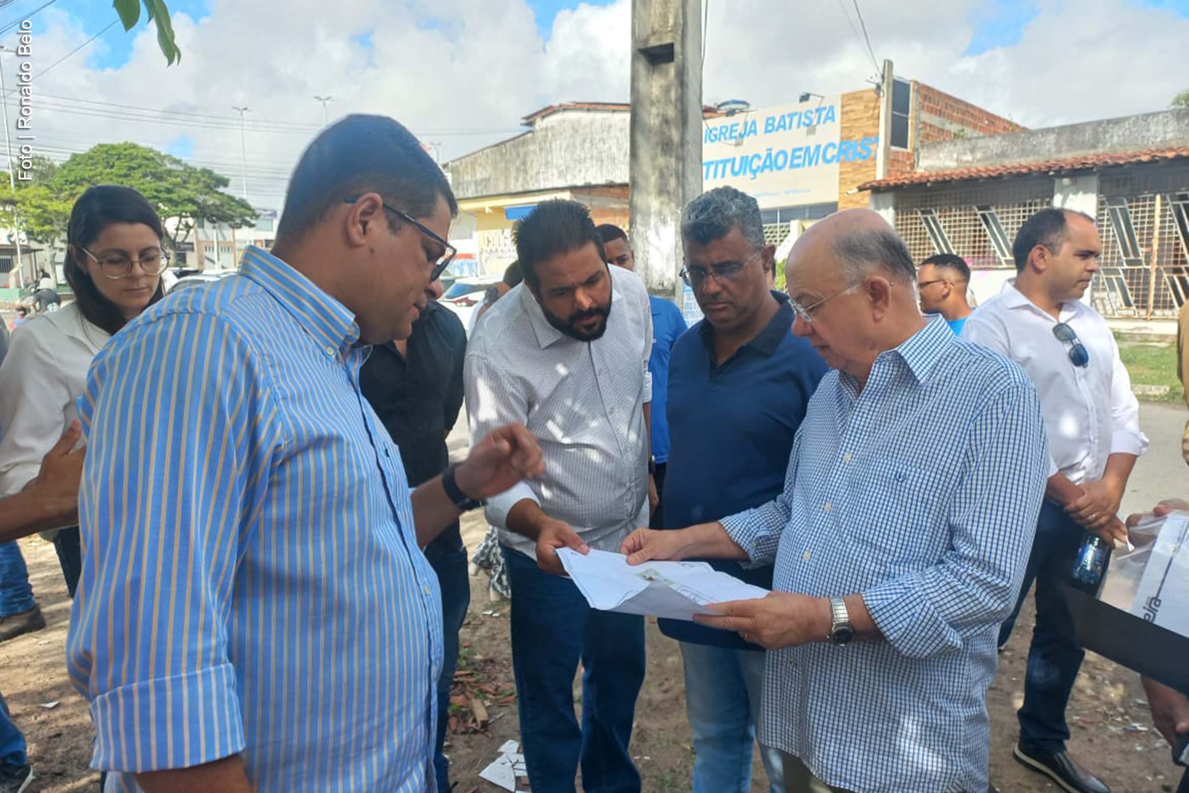 O prefeito José Ronaldo, ao lado de autoridades locais, autorizou o início das obras de reforma e ampliação da Unidade Básica de Saúde Maria do Nascimento Souza, no bairro Mangabeira.