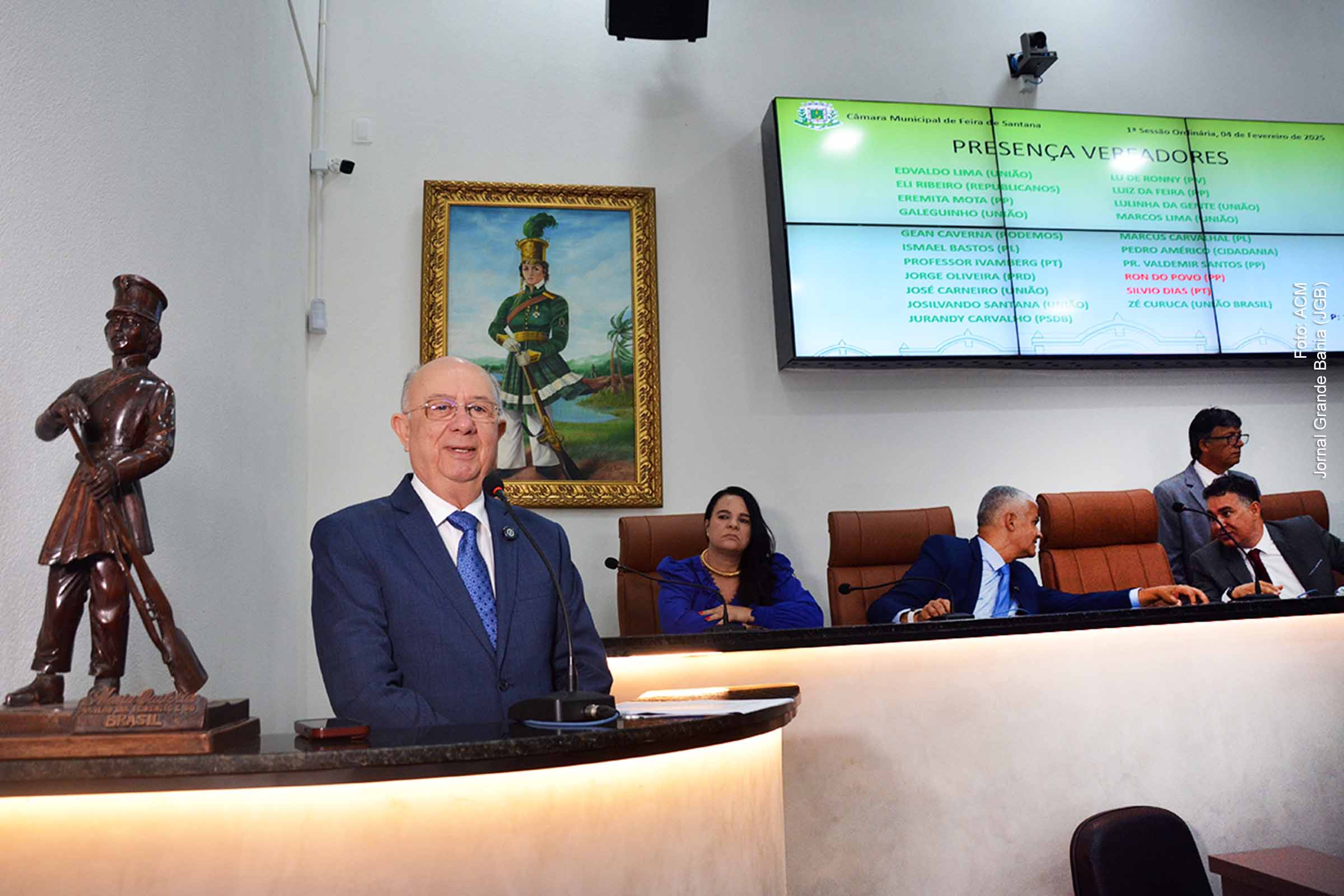Durante a abertura dos trabalhos legislativos em Feira de Santana, o prefeito José Ronaldo apresentou um balanço dos primeiros 30 dias de governo e anunciou metas prioritárias. Entre os compromissos estão a redução das filas para exames médicos, a criação da Clínica Pet, investimentos no Centro de Abastecimento e a construção de escolas e creches. Ele também destacou a implantação do programa Feira Digital e a geração de energia solar para beneficiários do Minha Casa, Minha Vida. Por fim, reforçou a necessidade de um trabalho conjunto entre Executivo e Legislativo em prol da cidade.