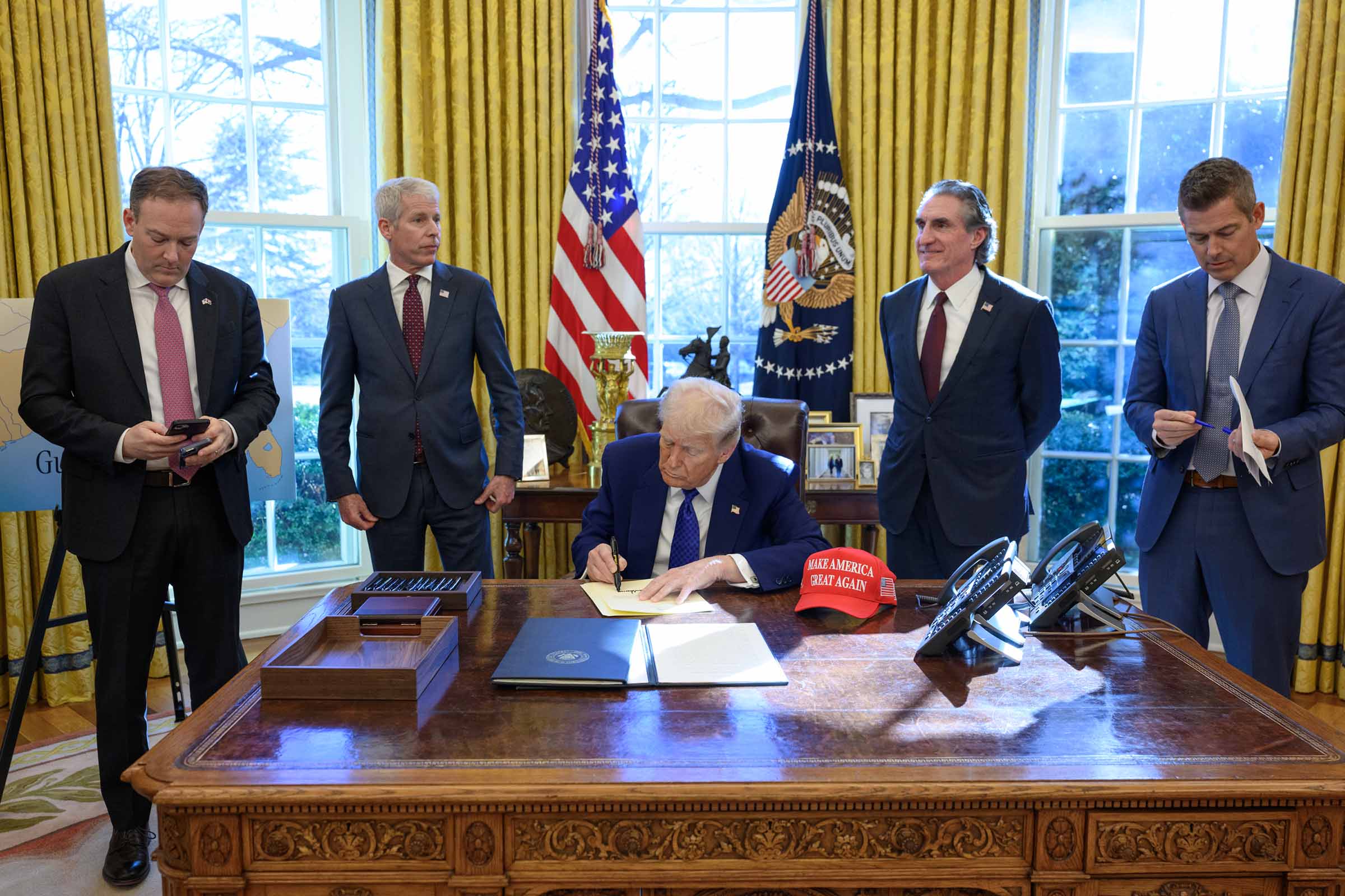 Os Estados Unidos impuseram uma tarifa de 18% sobre o etanol brasileiro como parte da política de "tarifas recíprocas" anunciada por Donald Trump. A medida gerou reações do governo brasileiro, que avalia o impacto econômico e considera recorrer à OMC.