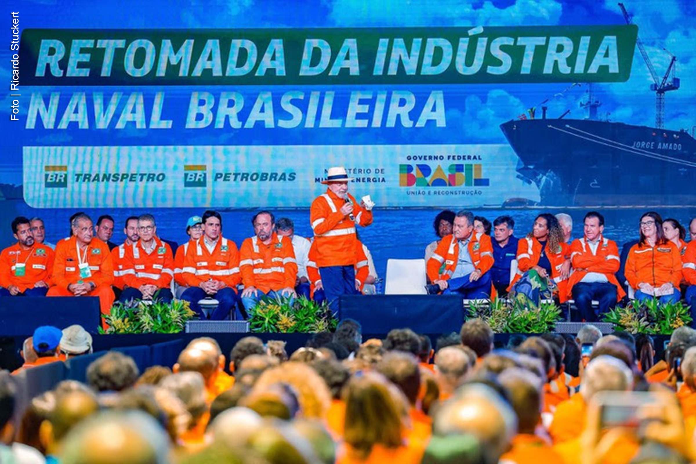 O presidente Luiz Inácio Lula da Silva anunciou, nesta segunda-feira (17), a ampliação dos investimentos na indústria naval e a renovação da frota da Petrobras. O evento, realizado em Angra dos Reis (RJ), incluiu o lançamento da segunda licitação para aquisição de navios gaseiros e a assinatura de protocolos para o reaproveitamento de plataformas da estatal.