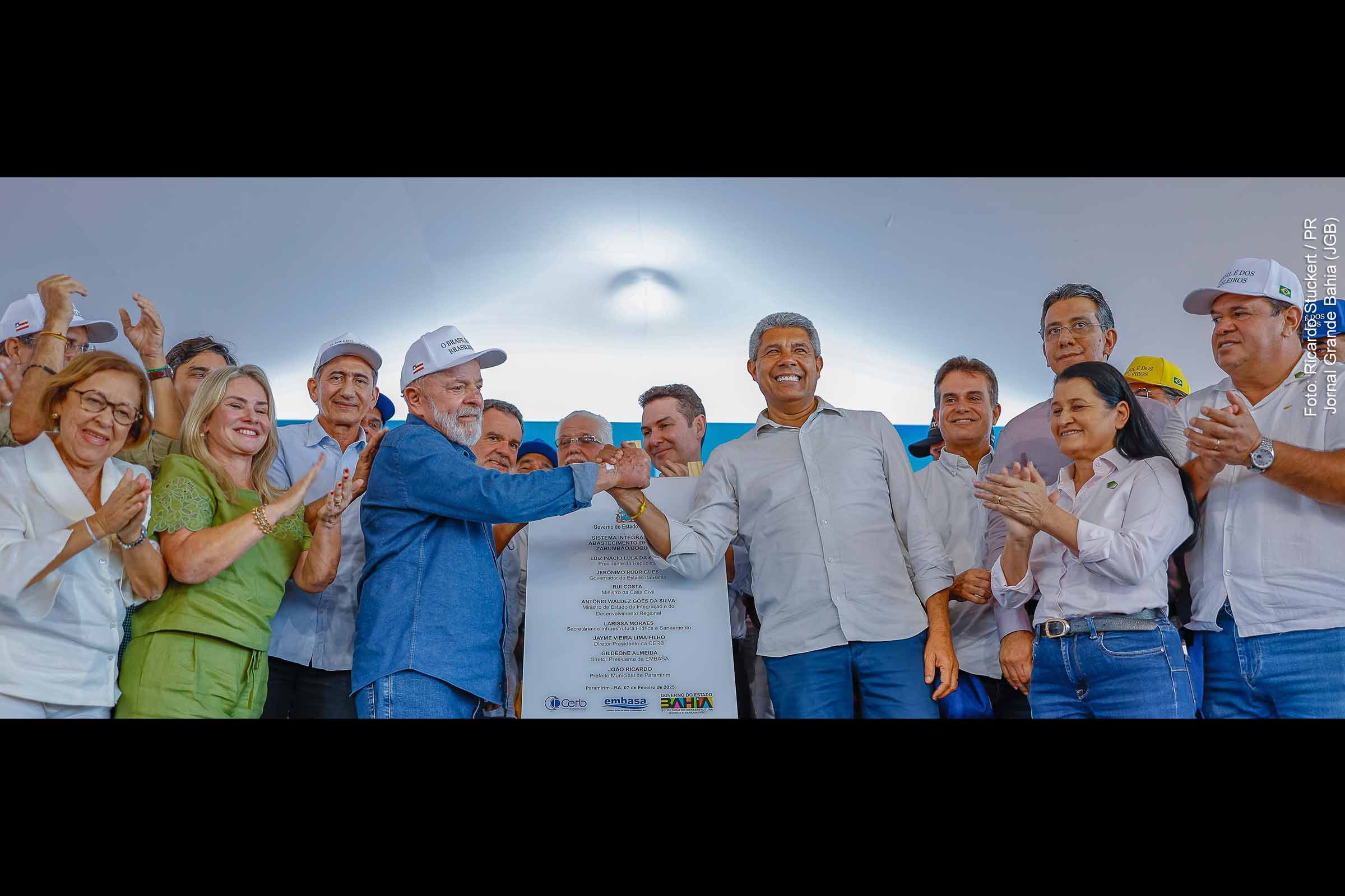 Presidente Lula retoma estratégia de comunicação direta com a população, mas enfrenta resistência interna, dificuldades econômicas e escândalos de corrupção.