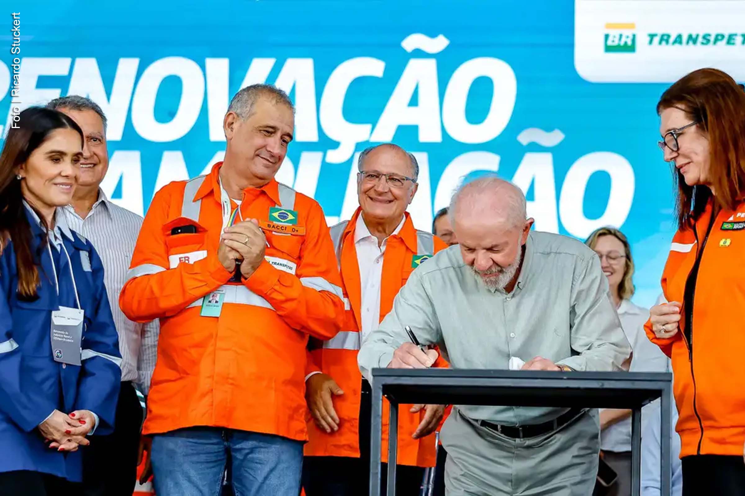 O presidente Luiz Inácio Lula da Silva, em discurso na segunda-feira (24/02/2025), defendeu o fortalecimento da indústria naval brasileira, enfatizando a importância da utilização de conteúdo local na fabricação de embarcações. Lula questionou o fato de o Brasil, apesar de ser um dos maiores países da América do Sul, depender da importação de navios de países como Coreia, Singapura e China. O presidente destacou que um setor naval robusto poderia tornar o país mais competitivo no comércio internacional.