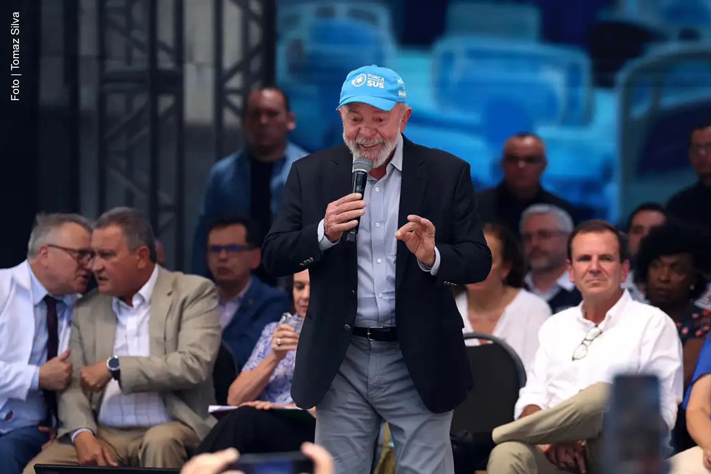 O presidente Luiz Inácio Lula da Silva declarou que as mudanças planejadas para os hospitais federais brasileiros visam estabelecer um padrão de excelência, tornando-os referência internacional. Lula destacou que a gestão desses hospitais deve ser conduzida por especialistas em saúde, e não por interesses políticos, durante evento no Rio de Janeiro.