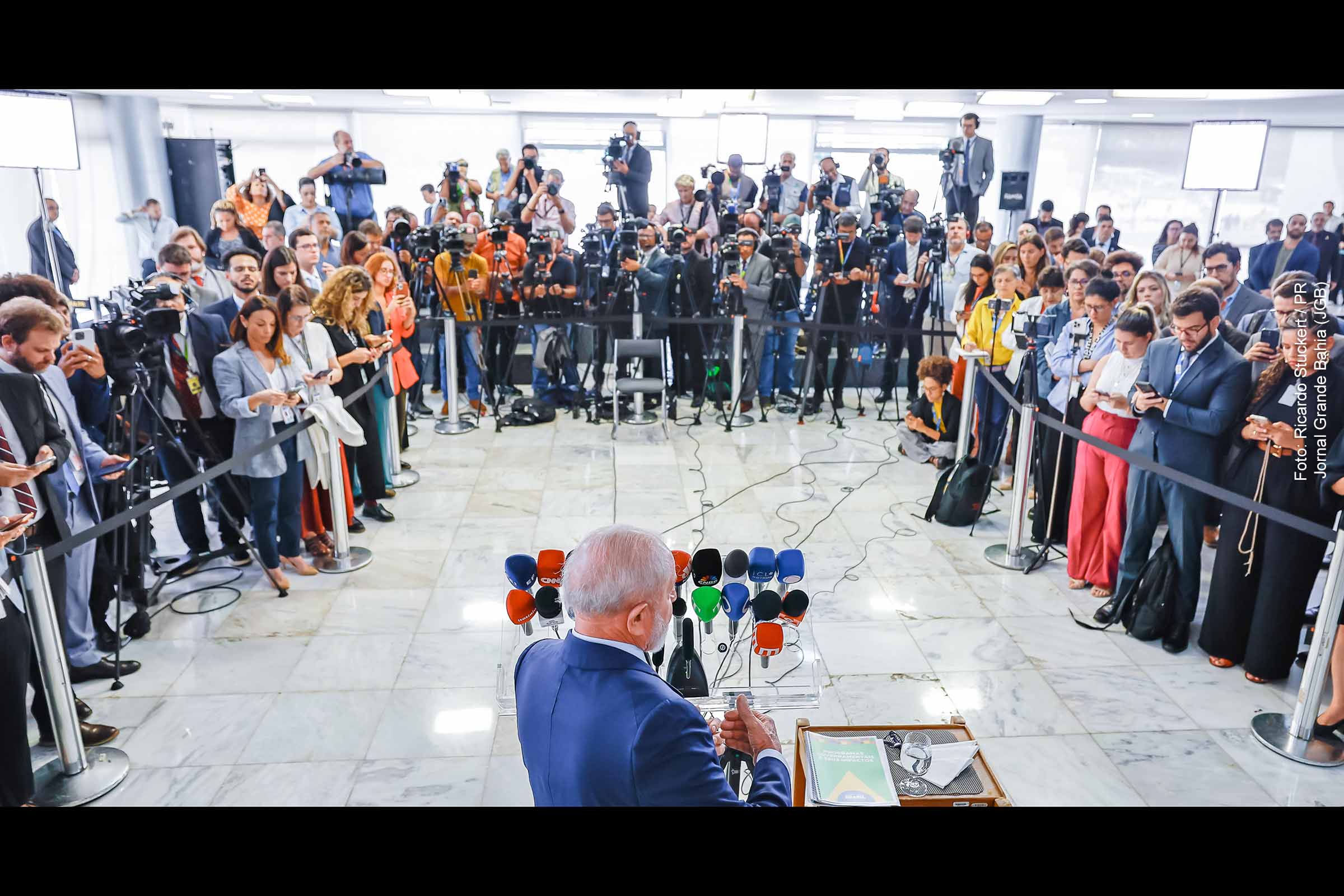 Presidente Lula enfrenta queda na aprovação popular.