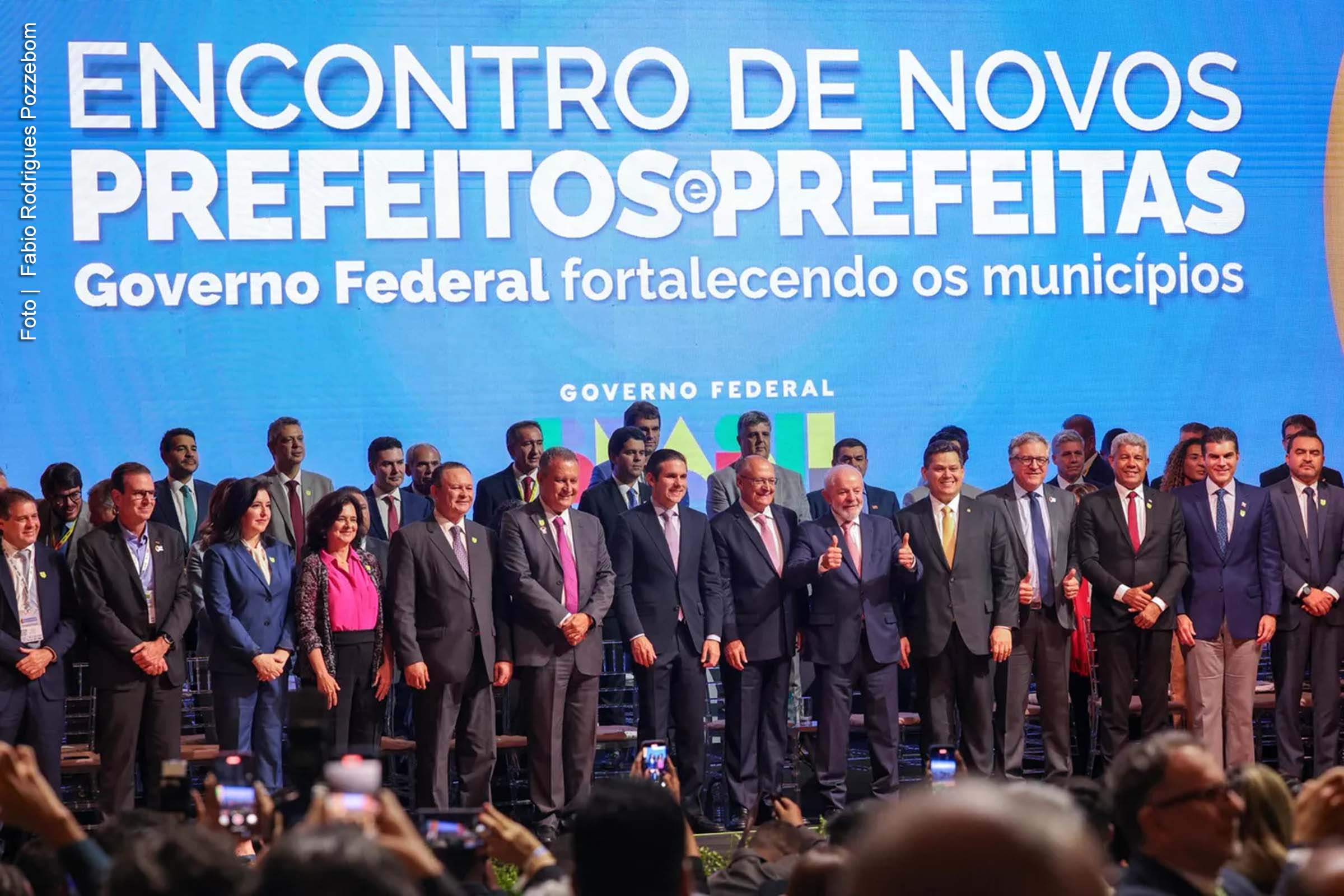 O presidente Luiz Inácio Lula da Silva iniciou, nesta terça-feira (11), o Encontro com Novos Prefeitos e Prefeitas, em Brasília. O evento, de três dias, busca estreitar laços com gestores municipais, especialmente após a vitória do centrão e da direita nas eleições de 2024. A cientista política Clarisse Gurgel avalia que o governo federal está em desvantagem e terá de ceder a demandas políticas para fortalecer sua presença nos municípios, apontando a descentralização orçamentária como um fator determinante.