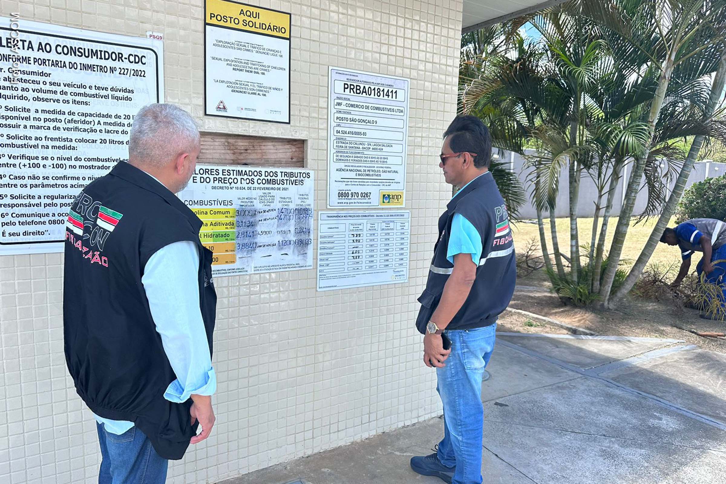 A Superintendência Municipal de Proteção e Defesa do Consumidor (Procon FSA) realizou uma ação de fiscalização nos postos de combustíveis de Feira de Santana. O objetivo foi verificar a regularidade dos preços diante da recente instabilidade do setor. A operação incluiu a coleta de notas fiscais para análise de possíveis aumentos abusivos. Medidas serão adotadas caso sejam identificadas irregularidades.