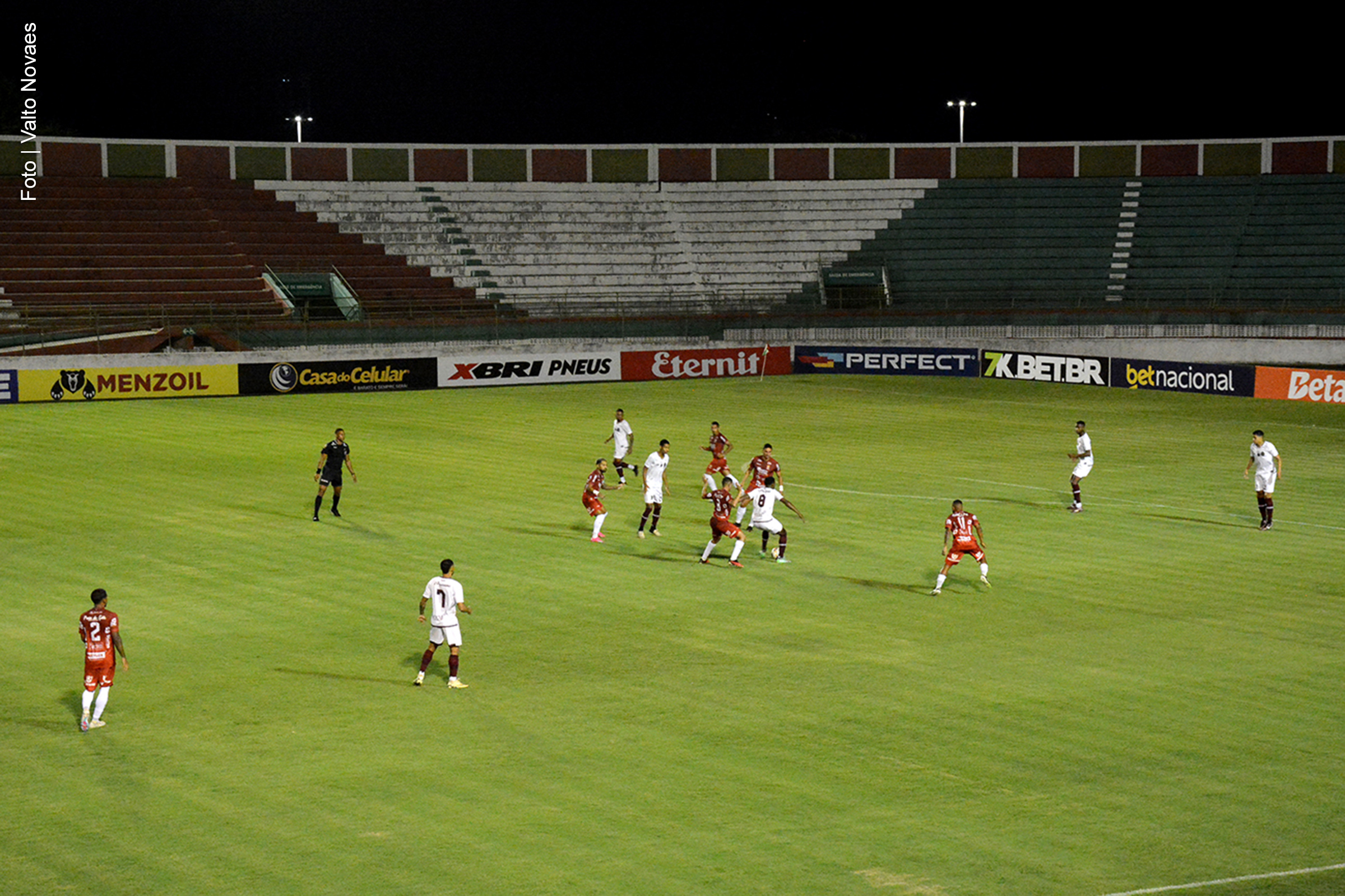 Estádio municipal recebe primeiro jogo oficial após reformas e reafirma importância para o futebol baiano.