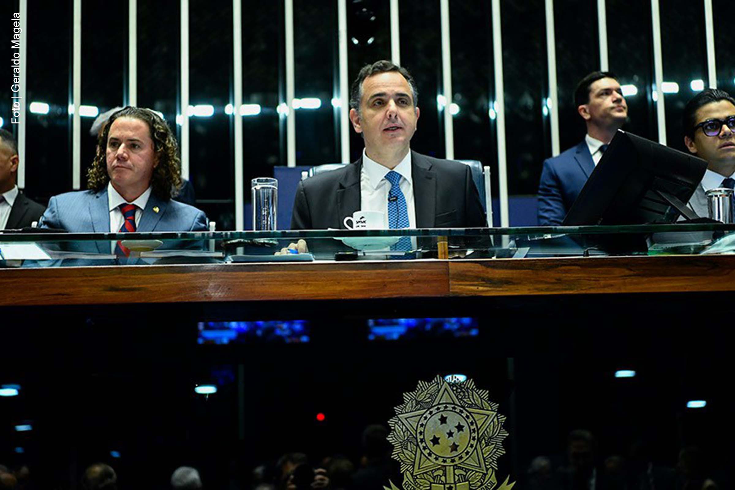 O Relatório de Atividades Legislativas de 2024, apresentado pelo senador Rodrigo Pacheco (PSD-MG), destacou o uso da inteligência artificial para a transcrição de áudios das sessões plenárias e a adoção de uma metodologia multidimensional para avaliação do desempenho parlamentar. O documento também apontou a produtividade do Senado, que aprovou 519 normas ao longo do ano, além de debater temas econômicos e sociais.