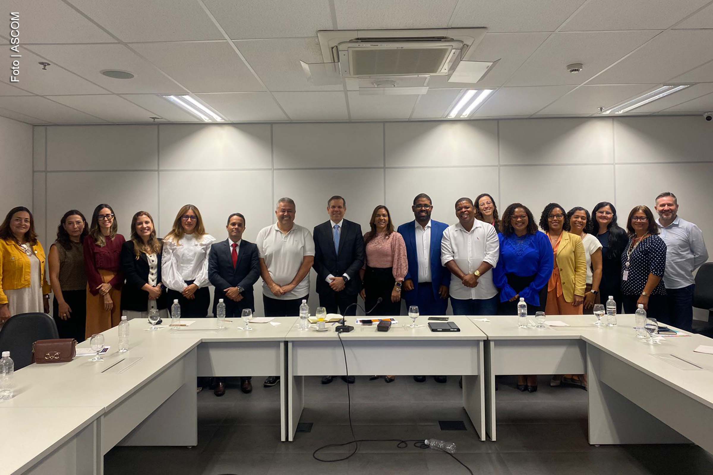 Na segunda-feira, 10 de fevereiro de 2025, a secretária da Saúde da Bahia, Roberta Santana, conduziu uma reunião no Centro de Operações e Inteligência (COI), em Salvador, para discutir os avanços do Pacto Bahia pela Saúde. O encontro contou com a presença de representantes de diversas instituições públicas, abordando estratégias de regionalização da saúde, fortalecimento da infraestrutura hospitalar e a eficiência do atendimento à população. A reunião também estabeleceu compromissos para a ampliação de serviços de saúde no estado.