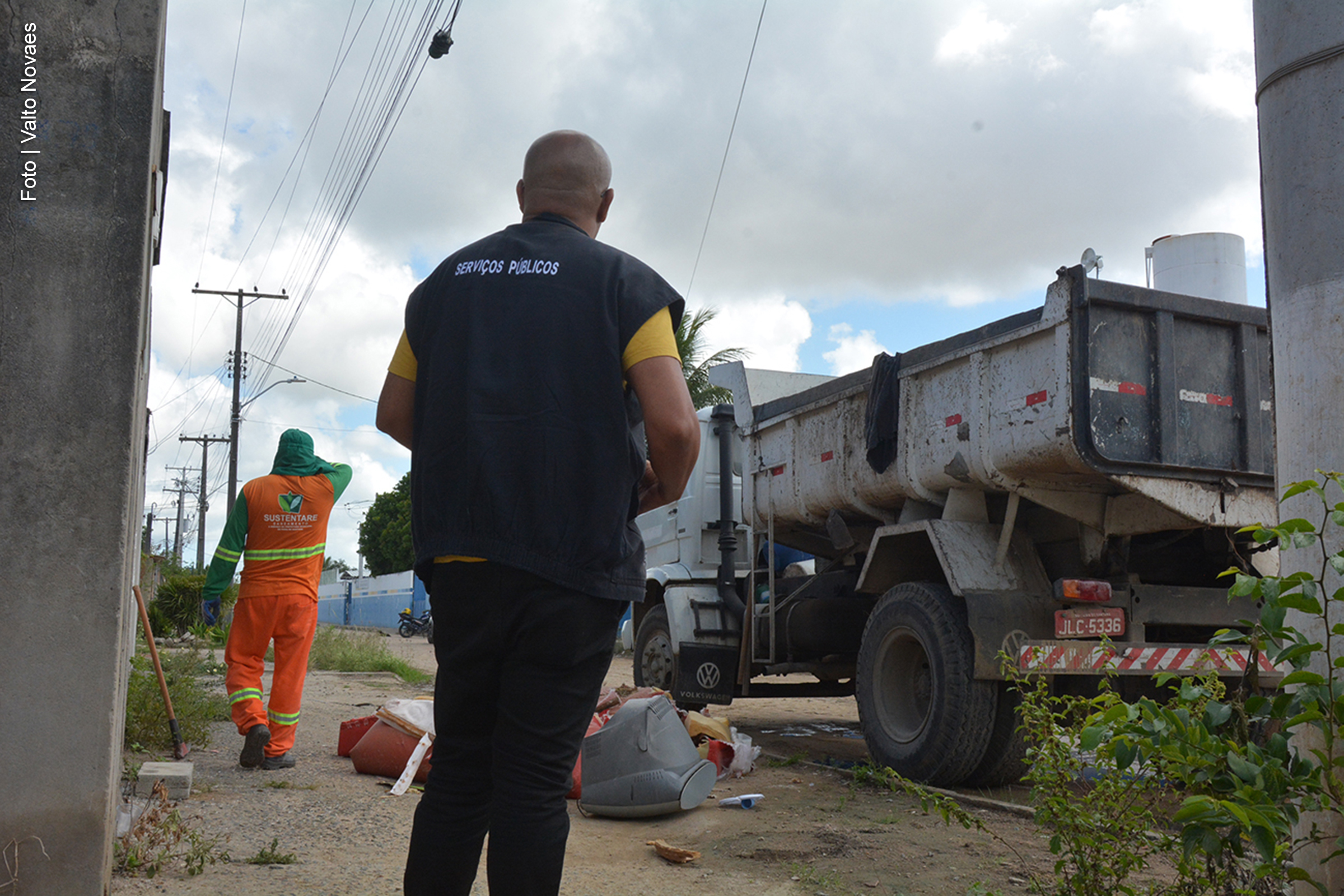 Limpeza realizada pela Secretaria de Serviços Públicos em imóvel de acumulador de lixo no Corredor dos Araçás, em Feira de Santana.