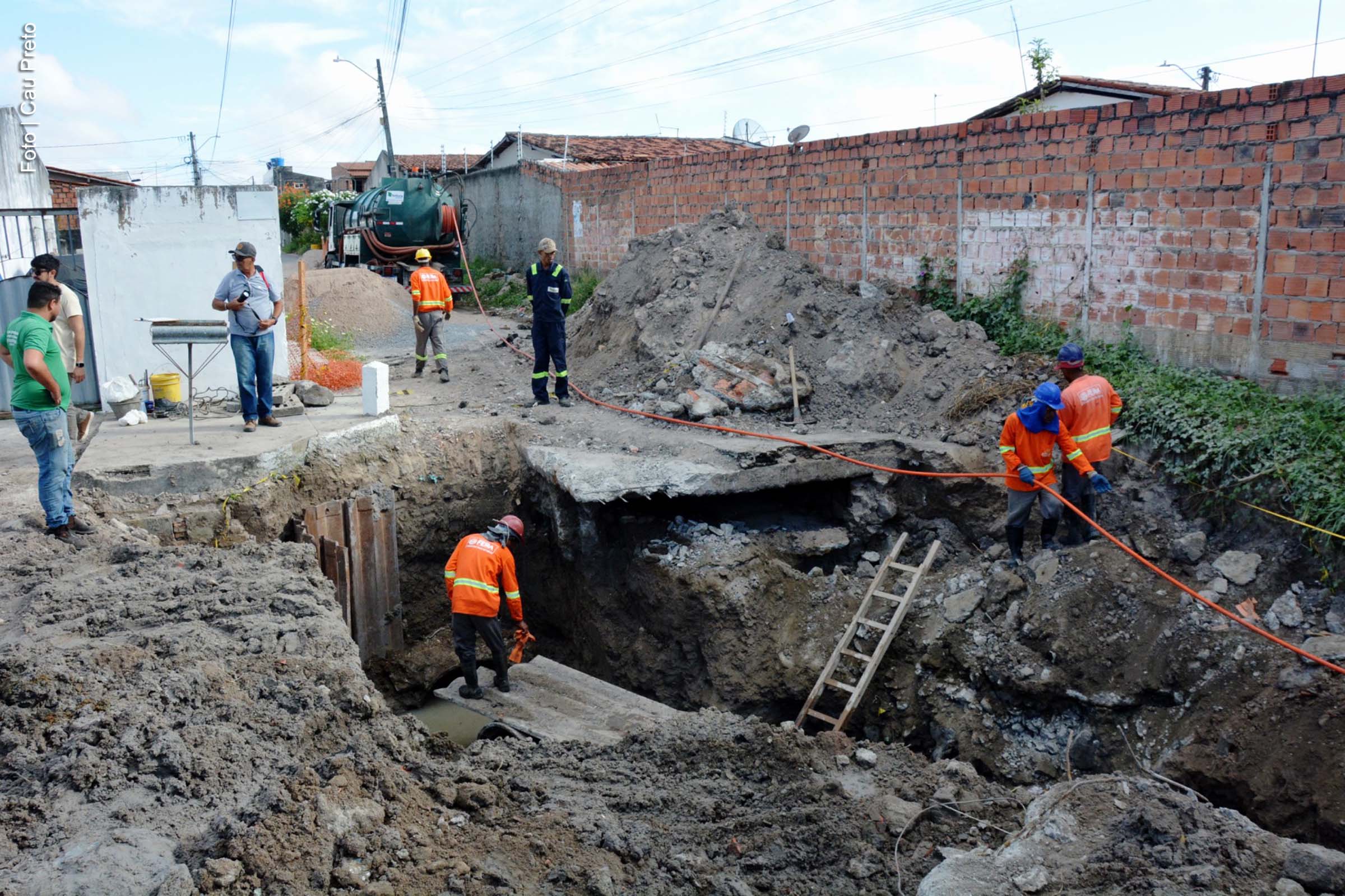O prefeito José Ronaldo de Carvalho esteve no local e acompanhou de perto a execução dos serviços.