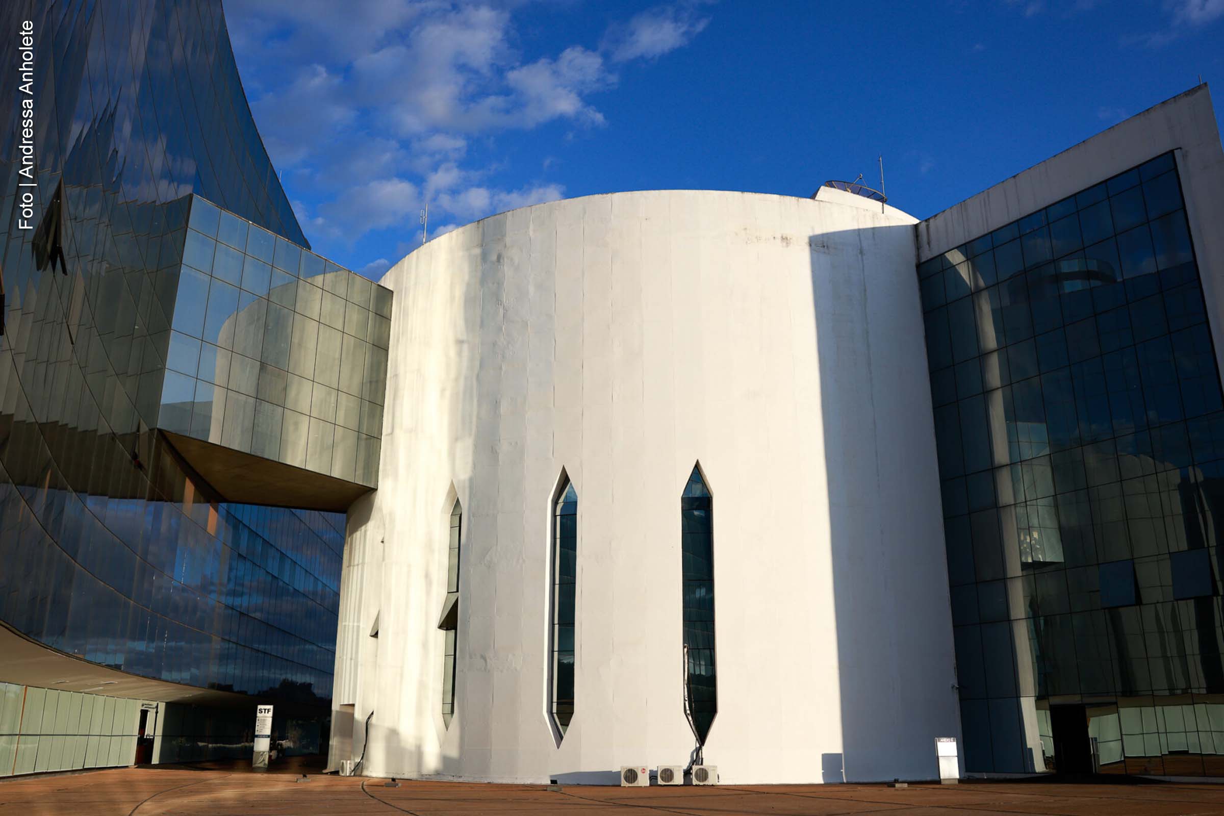 A Segunda Turma do Supremo Tribunal Federal (STF) decidiu, por maioria, manter as condenações de quatro réus pelo incêndio na Boate Kiss, ocorrido em Santa Maria (RS) em 2013. O julgamento ocorreu no Recurso Extraordinário (RE) 1486671, analisado em sessão virtual concluída na segunda-feira (3). A decisão restabeleceu a pena imposta pelo Tribunal do Júri.