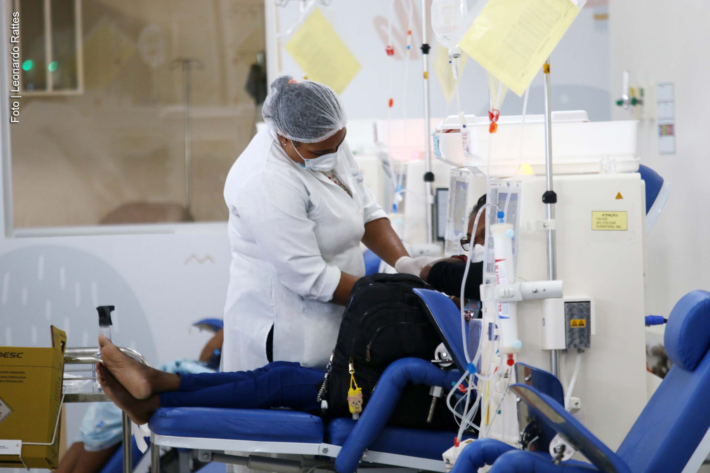 O governo federal anunciou um aumento de R$ 200 milhões nos repasses à saúde pública da Bahia, consolidando o compromisso com o fortalecimento do Sistema Único de Saúde (SUS) no estado. A medida foi oficializada pela Portaria GM/MS nº 6.594, de 4 de fevereiro de 2025, e tem efeito retroativo a janeiro deste ano. Os recursos serão direcionados ao limite financeiro de Média e Alta Complexidade (MAC), ampliando os serviços especializados. A decisão integra o Pacto Bahia pela Saúde, uma iniciativa para qualificar a assistência à saúde no estado.