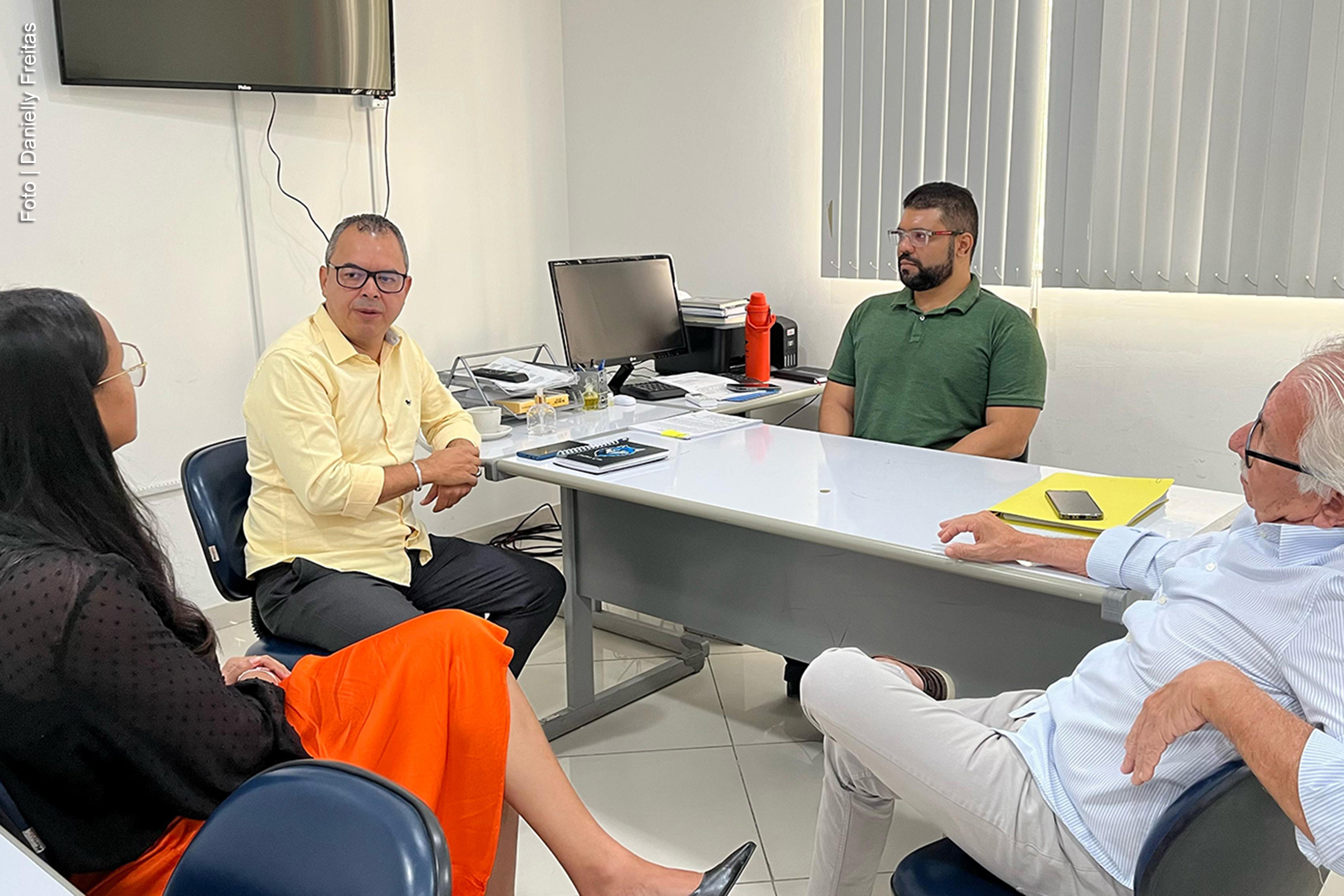 Nesta terça-feira (18/02/2025), os secretários municipais de Saúde, Rodrigo Matos, e de Cultura, Cristiano Lobo, iniciaram os preparativos para a Micareta de Feira de Santana, programada para os dias 1º a 4 de maio de 2025. A reunião, realizada na sede da Secretaria Municipal de Saúde, focou em definir estratégias para garantir a segurança, saúde e bem-estar dos foliões durante o evento.