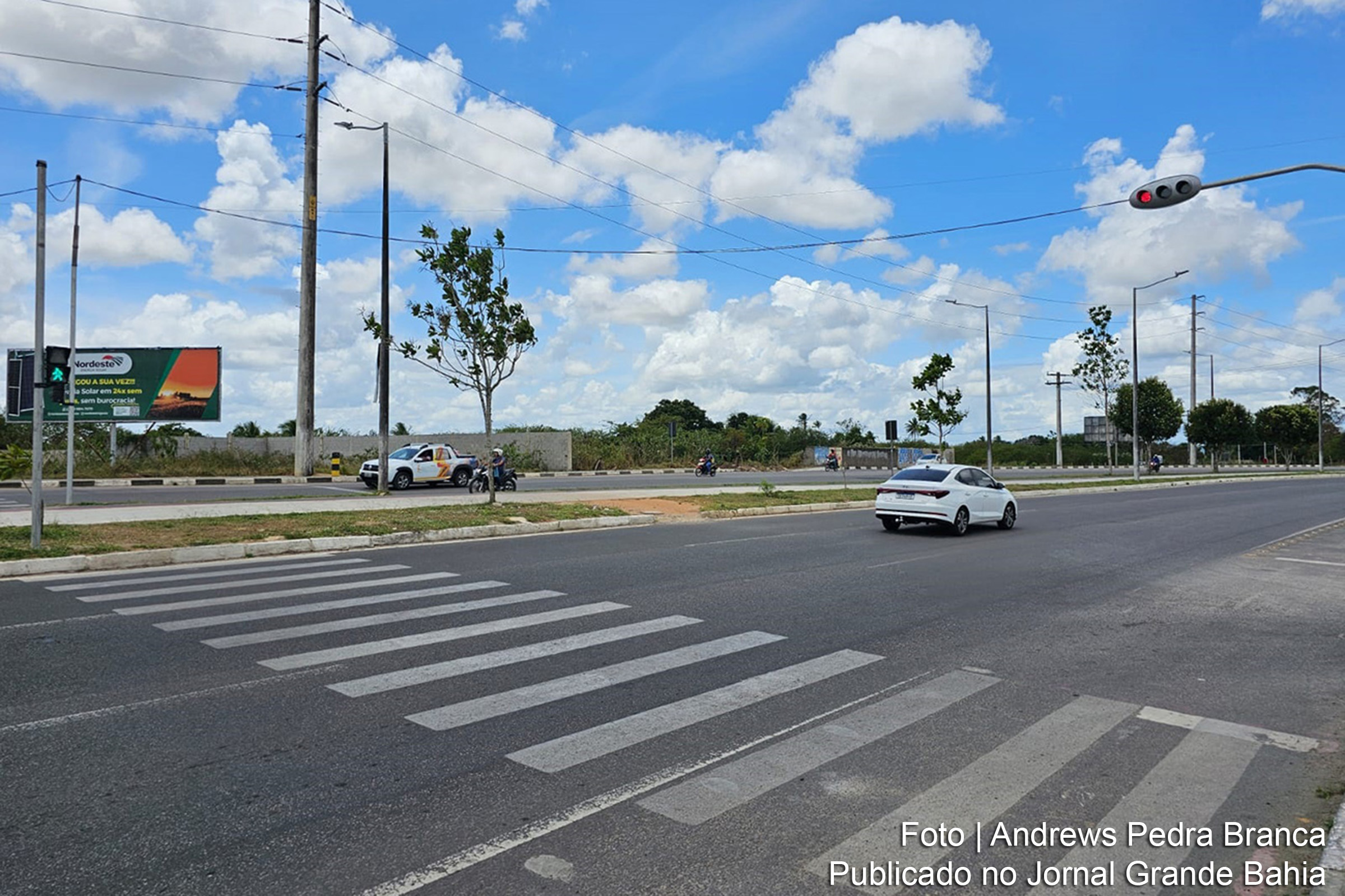 A Superintendência Municipal de Trânsito (SMT) de Feira de Santana adotará medidas para reorganizar o tráfego urbano, incluindo a criação de pontos de parada exclusivos para transporte por aplicativo e a sincronização dos semáforos. O anúncio foi feito nesta segunda-feira (18/02/2025) pelo vereador Pastor Valdemir (PP) durante sessão na Câmara Municipal. Além disso, ele solicitou a instalação de temporizadores nos semáforos para aprimorar a segurança viária.