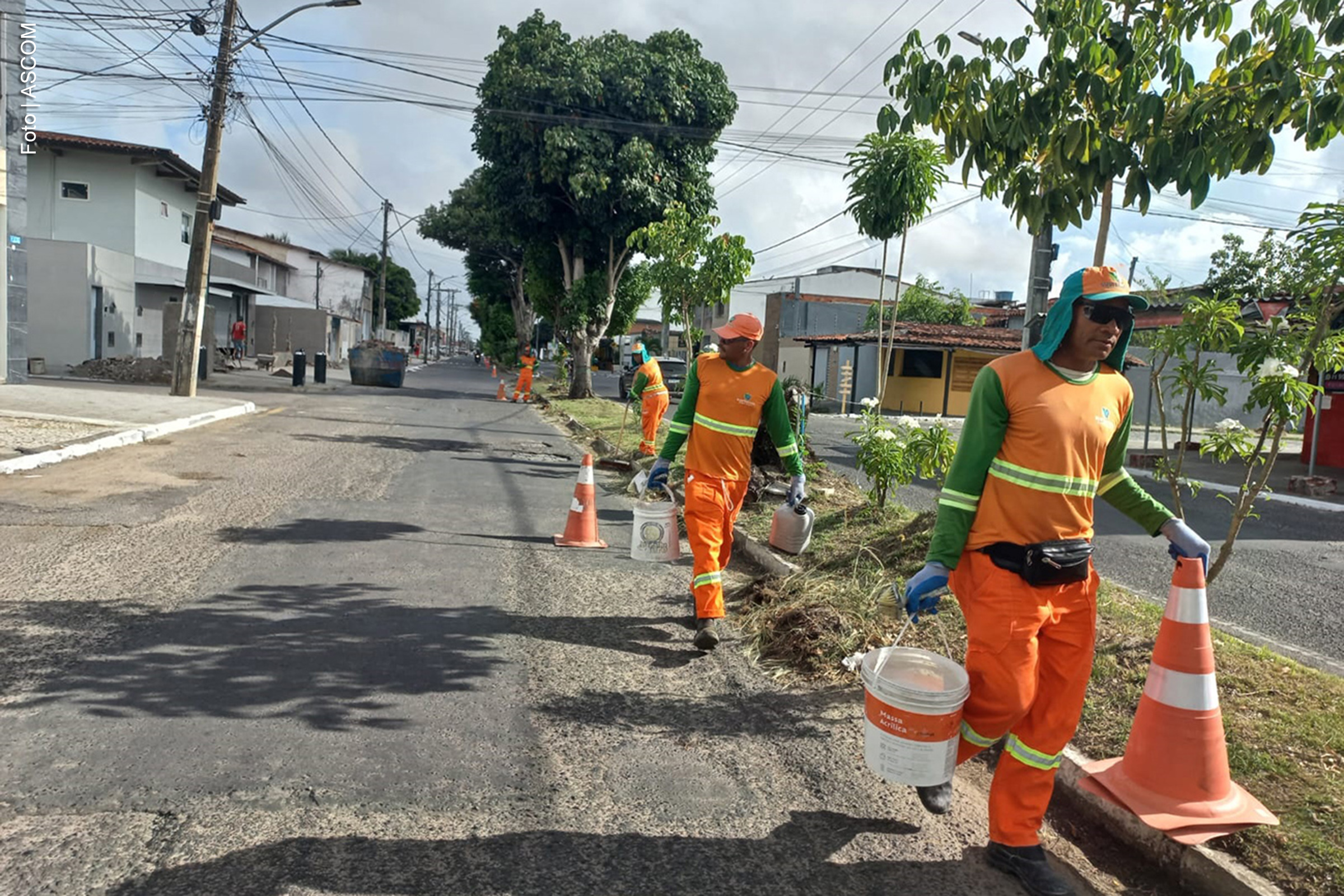 Equipes da Secretaria de Serviços Públicos atuam em ruas, avenidas e zona rural para melhorar as condições de limpeza em Feira de Santana.