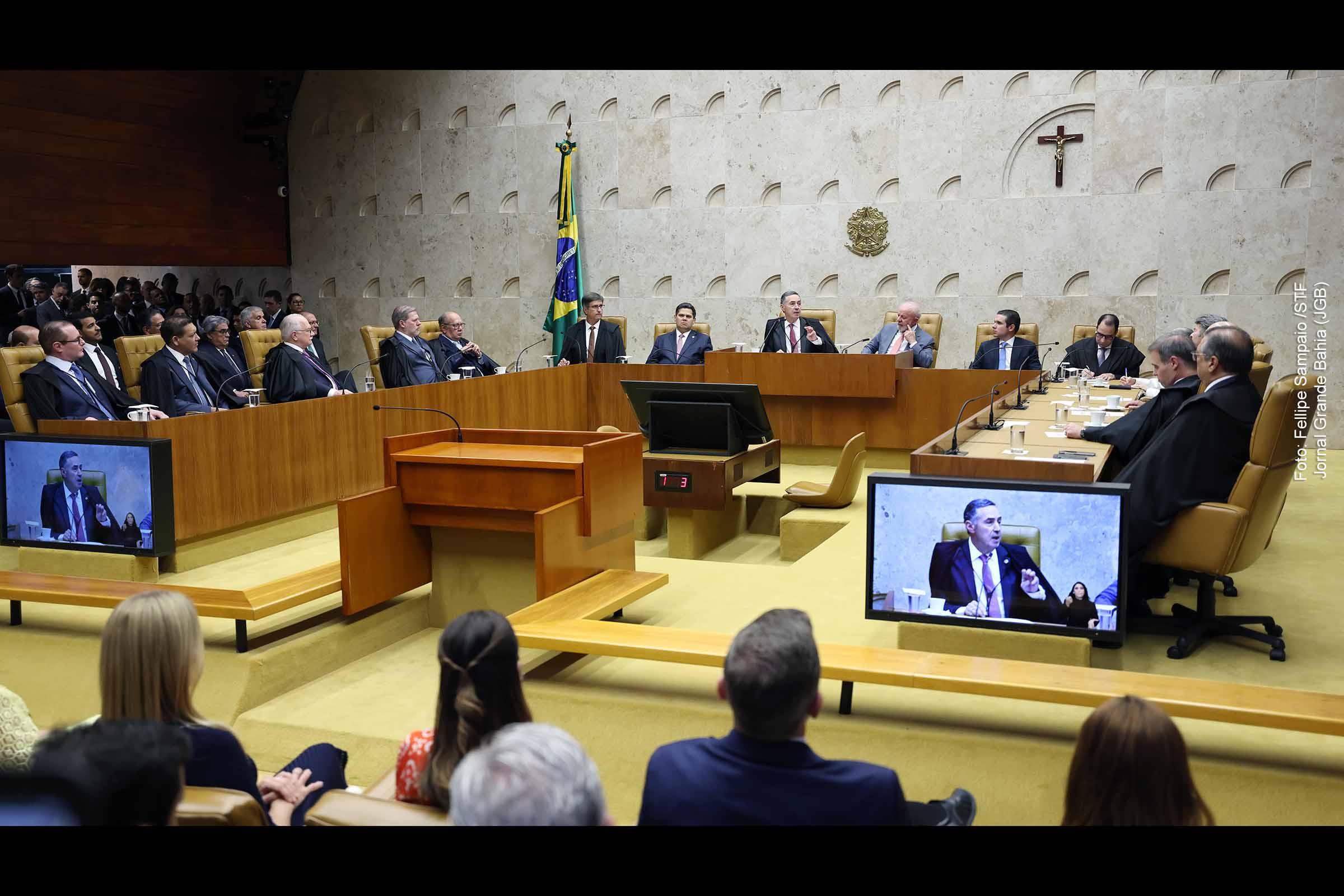 O presidente do Supremo Tribunal Federal (STF), ministro Luís Roberto Barroso, abriu o Ano Judiciário de 2025 enfatizando a harmonia entre os Poderes e a defesa dos princípios constitucionais. Em cerimônia com autoridades do Executivo, Legislativo e Judiciário, Barroso destacou avanços na modernização da Justiça, incluindo o uso de inteligência artificial e práticas sustentáveis. Ele também ressaltou a maior eficiência na gestão de processos. No entanto, o STF enfrenta críticas por limitar a liberdade de imprensa e proteger agentes públicos envolvidos em corrupção. As sessões foram retomadas nesta segunda-feira (05/02) com temas relevantes na pauta.