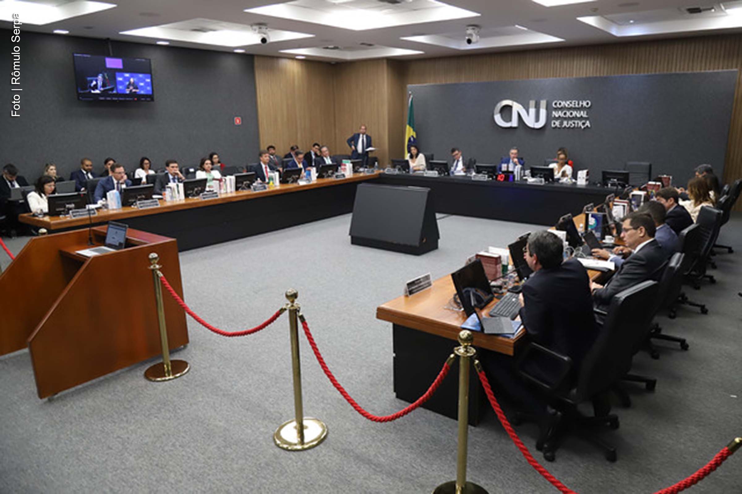 O Conselho Nacional de Justiça (CNJ) instaurou um processo administrativo disciplinar (PAD) para investigar a conduta do juiz titular da 37ª Vara Cível da Comarca da Capital do Tribunal de Justiça do Rio de Janeiro (TJRJ). O magistrado é acusado de baixa produtividade, manipulação de estatísticas processuais e falhas na gestão jurisdicional. O procedimento foi aberto durante sessão plenária do CNJ, realizada na terça-feira (11/02/2025).