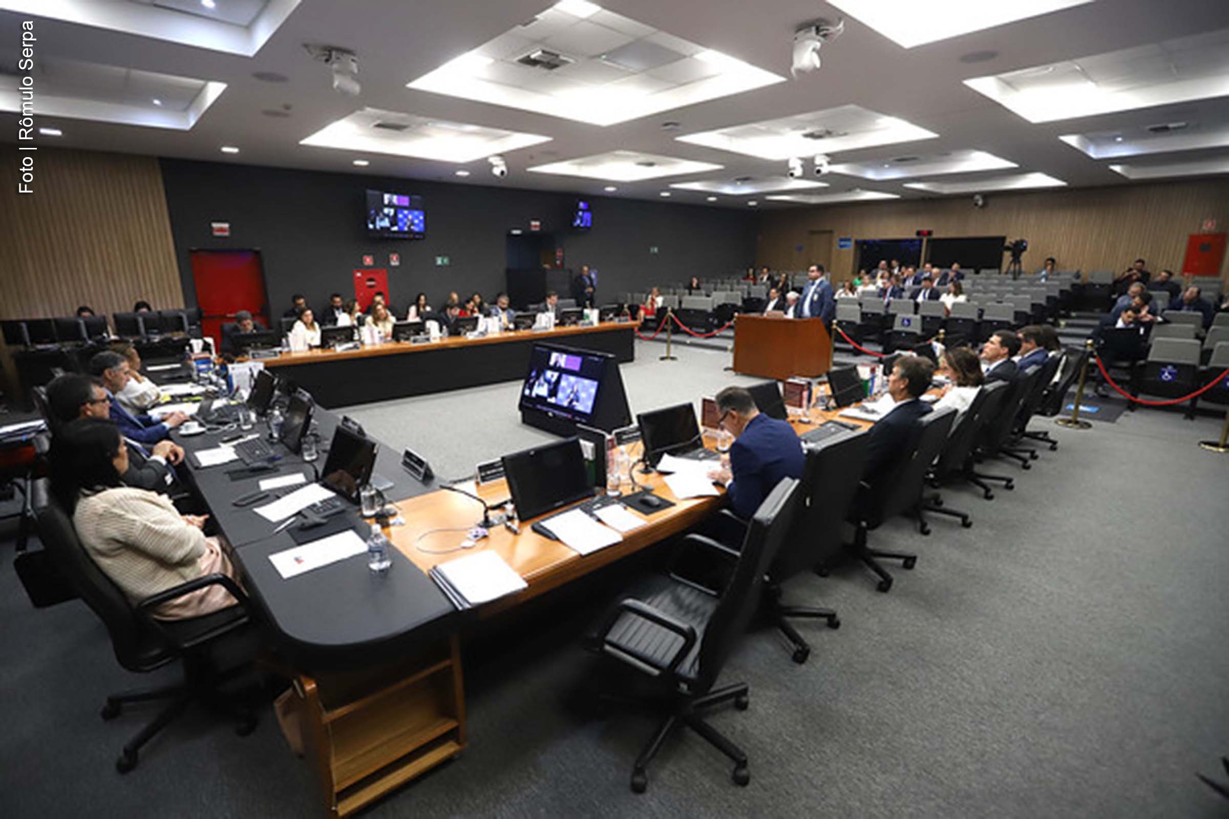 O Conselho Nacional de Justiça (CNJ) confirmou nesta terça-feira (11) o afastamento cautelar do juiz Paulo Afonso de Oliveira, da 2.ª Vara Cível da Comarca de Campo Grande (MS), acusado de envolvimento em um esquema de venda de sentenças. A decisão do Plenário ratifica a medida tomada pelo corregedor nacional de justiça, ministro Mauro Campbell Marques, após análise de inquéritos relacionados à Operação Última Ratio, da Polícia Federal.