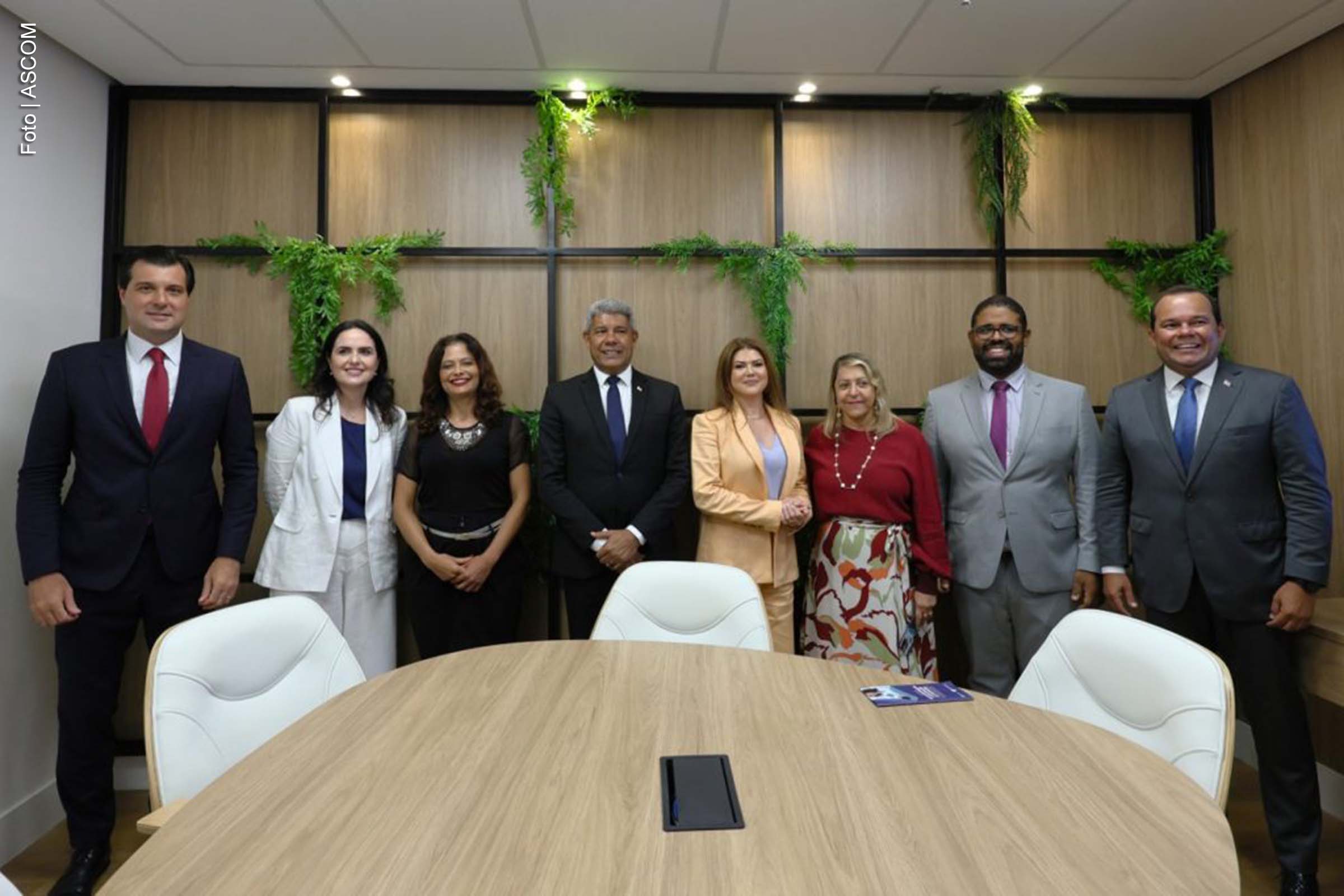 Na quinta-feira (13), o Tribunal de Justiça da Bahia (TJBA) firmou um acordo de cooperação com o Ministério Público da Bahia (MPBA) durante a inauguração do Centro de Autocomposição e Construção de Consensos (Compor). O centro visa promover a resolução de conflitos por meio de métodos extrajudiciais, com foco nas áreas de família. O acordo, pioneiro no Brasil, pretende ampliar a eficácia dos processos de mediação e conciliação.