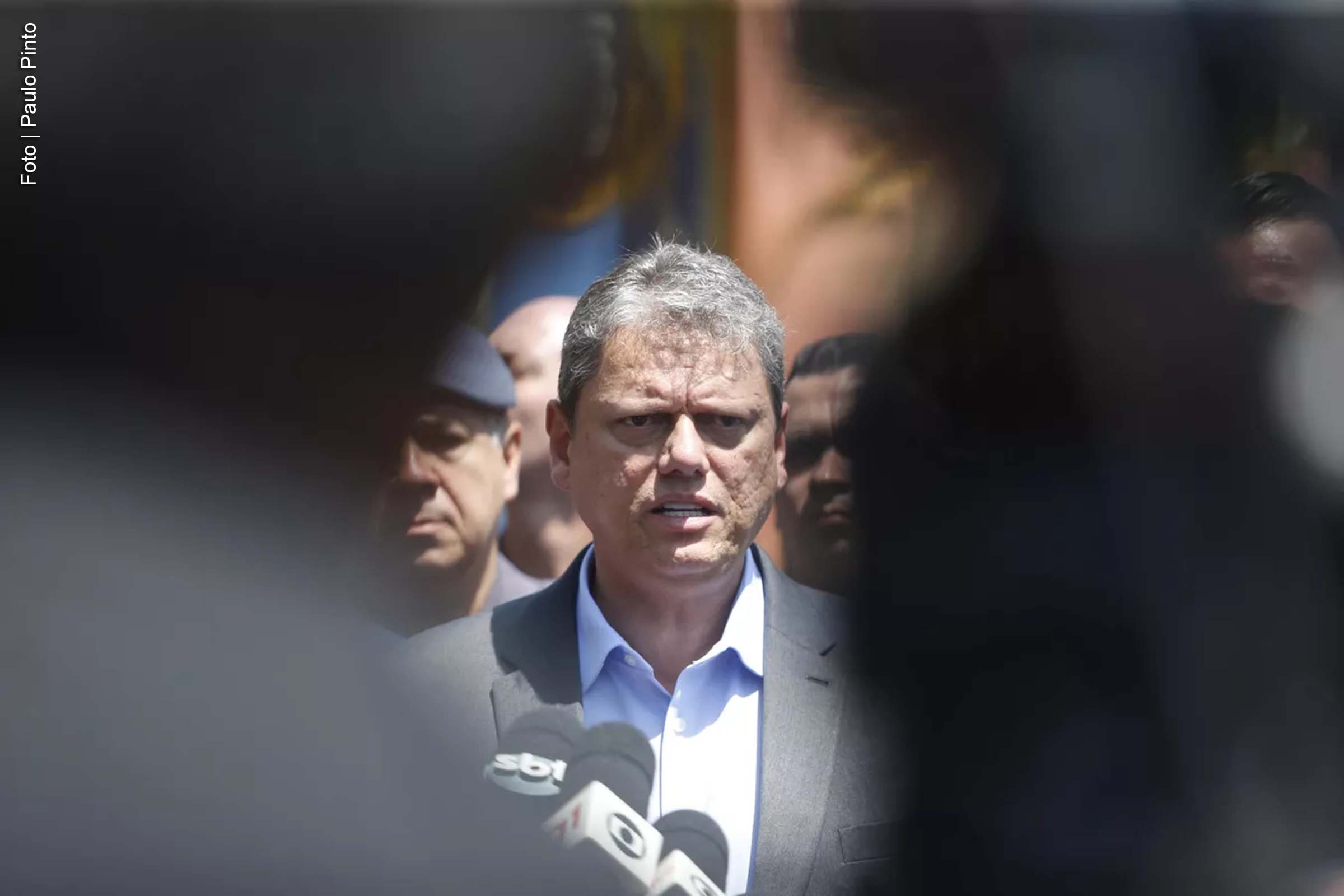 A possível candidatura presidencial de Jair Bolsonaro em 2026 tem gerado crescente preocupação no entorno do governador de São Paulo, Tarcísio de Freitas (Republicanos-SP). Com a recente denúncia de Bolsonaro pela Procuradoria-Geral da República (PGR), figuras políticas da direita temem que a persistência do ex-presidente como liderança central do campo conservador impeça o surgimento de novos projetos presidenciais, incluindo o de Tarcísio.