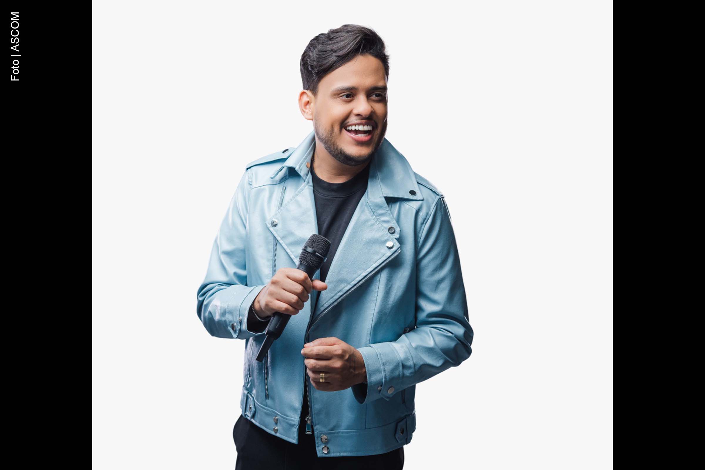 O cantor de arrocha Thiago Aquino arrasta seu público com um trio sem cordas.