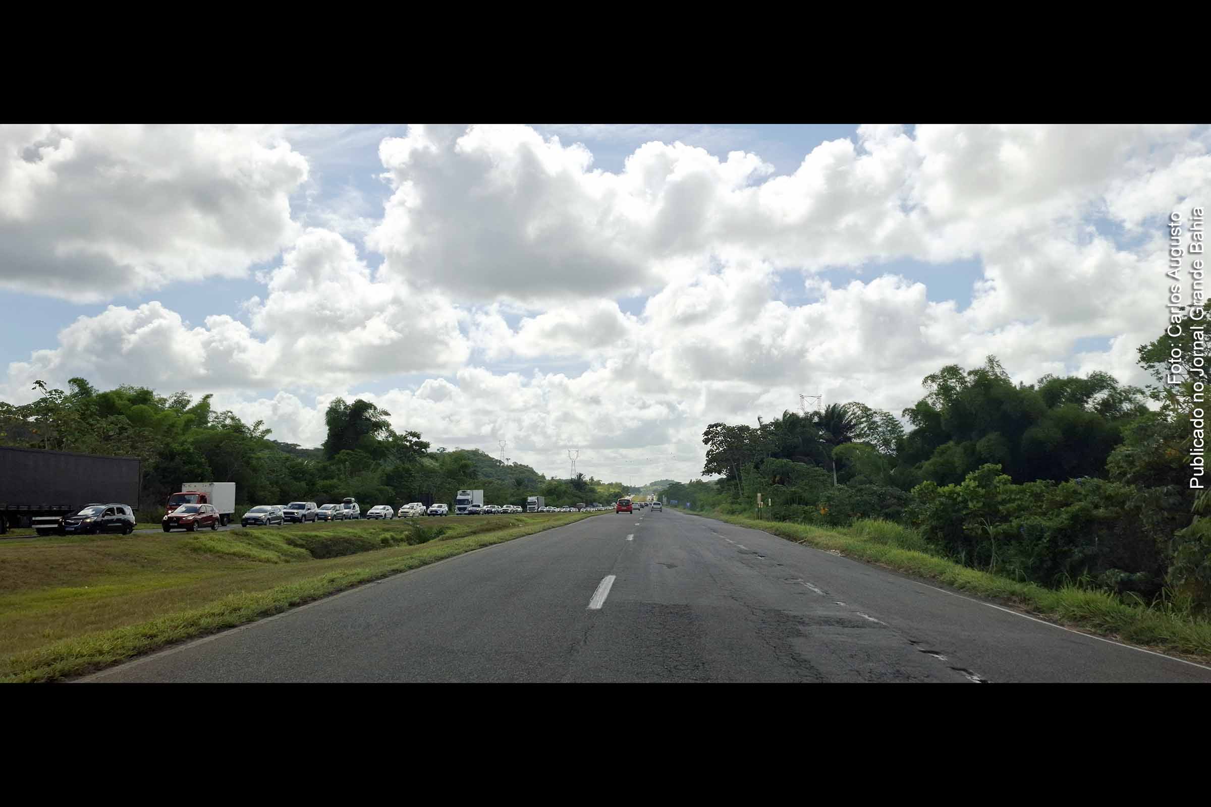 Trecho da Rodovia BR-324 entre Feira de Santana e Salvador com congestionamento no sentido oposto.