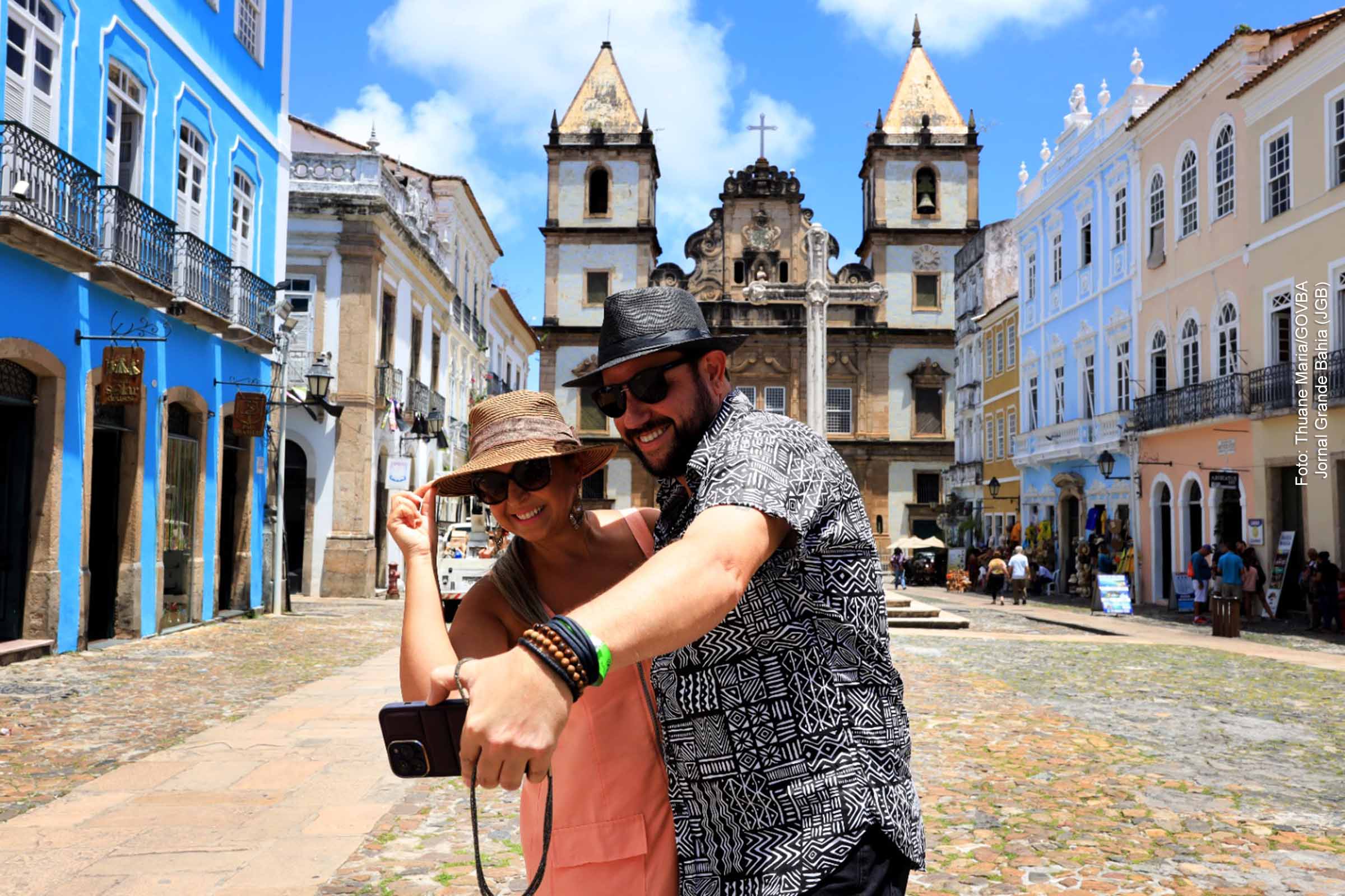 Multidão acompanha trio elétrico no circuito Barra-Ondina, em Salvador. Expectativa é de 3,5 milhões de visitantes em todo o estado.