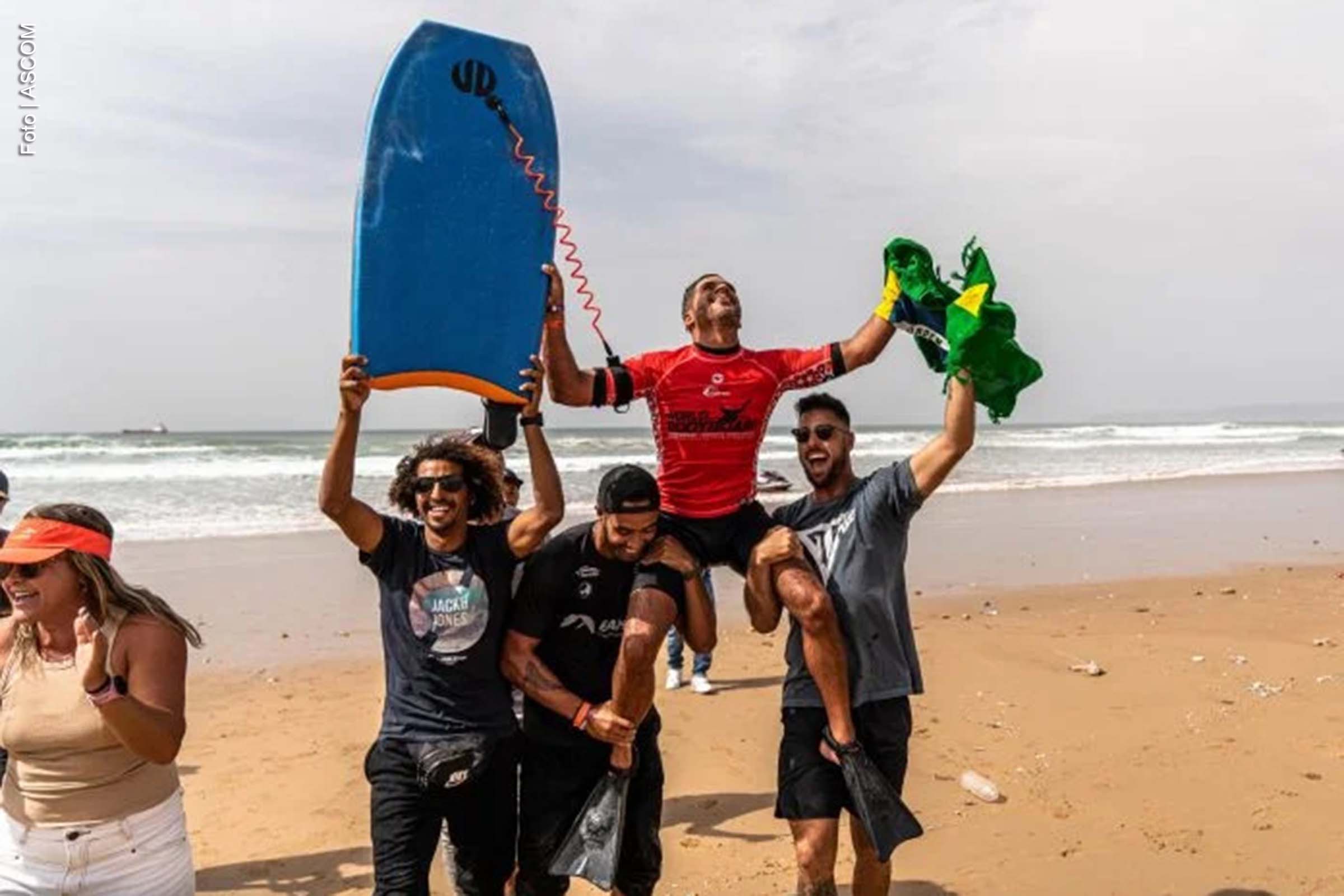 No domingo, 16 de fevereiro de 2025, o baiano Uri Valadão conquistou o título da primeira etapa do IBC World Bodyboarding Tour, realizada em Taghazout Bay, Marrocos. Este é o segundo ano consecutivo que um atleta da Bahia sobe ao topo do pódio na competição. Gabriel Braga, também baiano, ficou em terceiro, mantendo o estado forte na modalidade. A vitória de Valadão foi marcada por desempenho destacado, incluindo duas notas 10 e uma virada emocionante contra o francês Pierre Louis Costes.